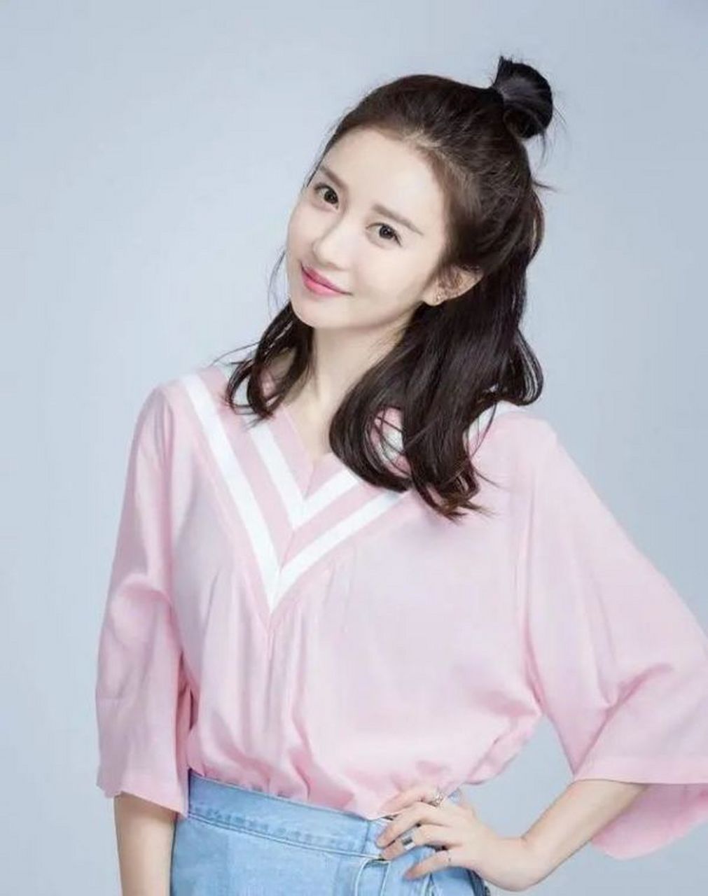 潘时七(sookie),本名邓君逸,1988年2月19日出生湖北省于武汉市,中国