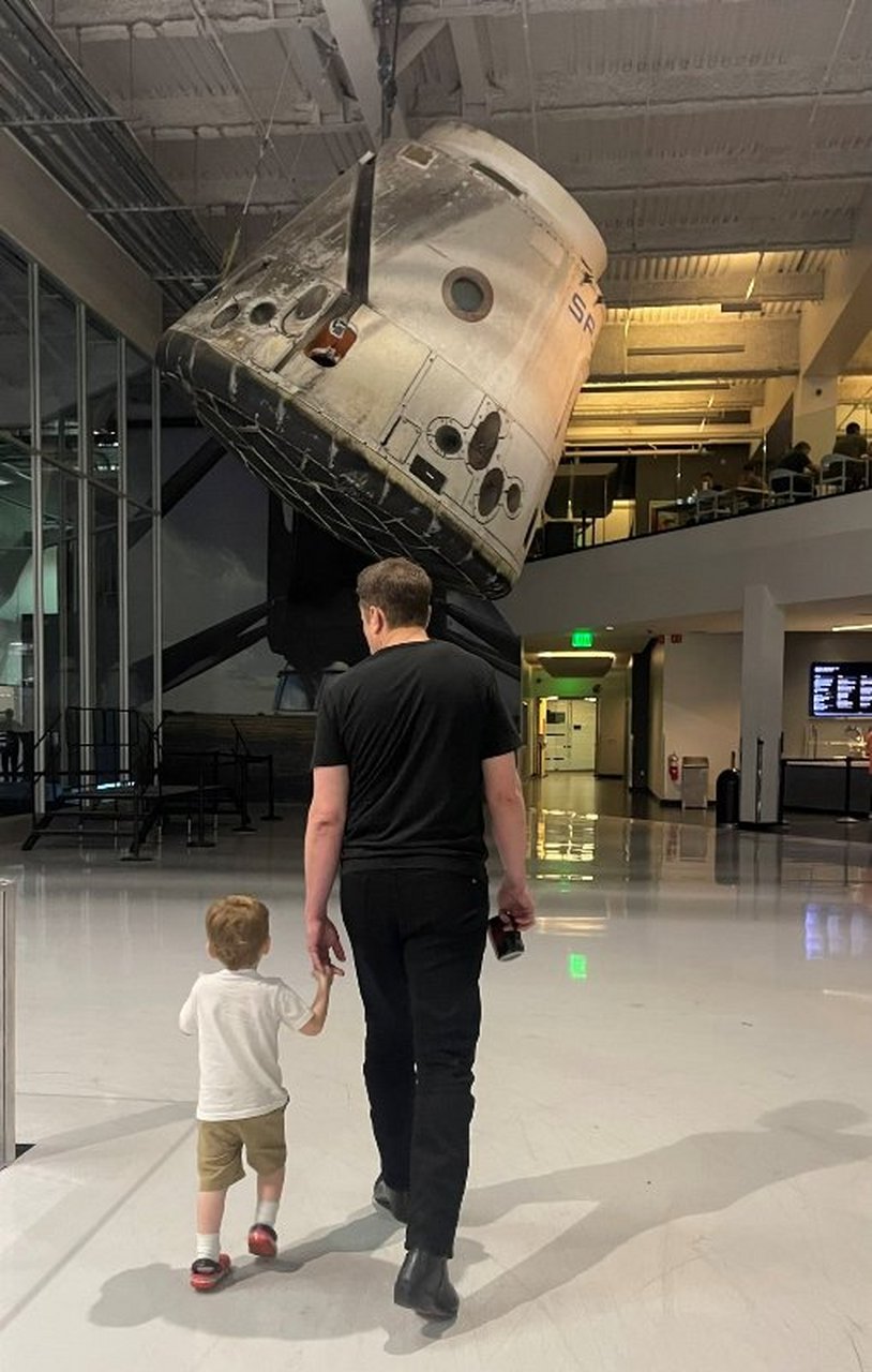 马斯克带着小儿子参观spacex  #背影杀