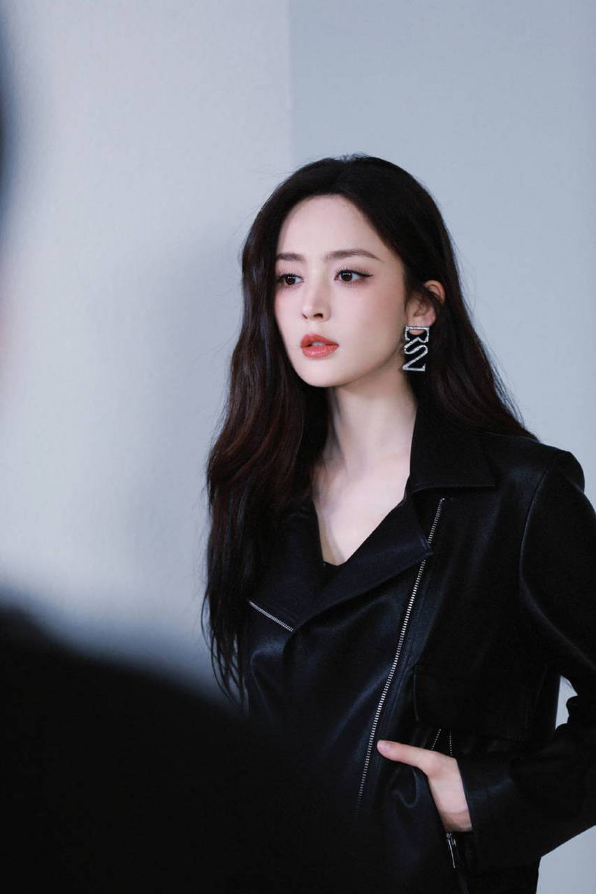 娜扎最新写着释出!