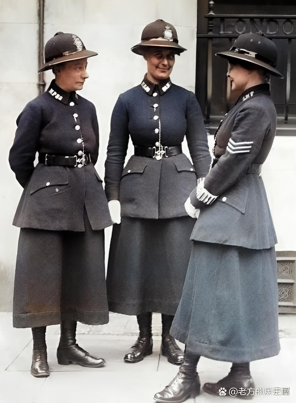再看她的配装,真的很精良,与1921年英国最早的三件女警察服装形成鲜明