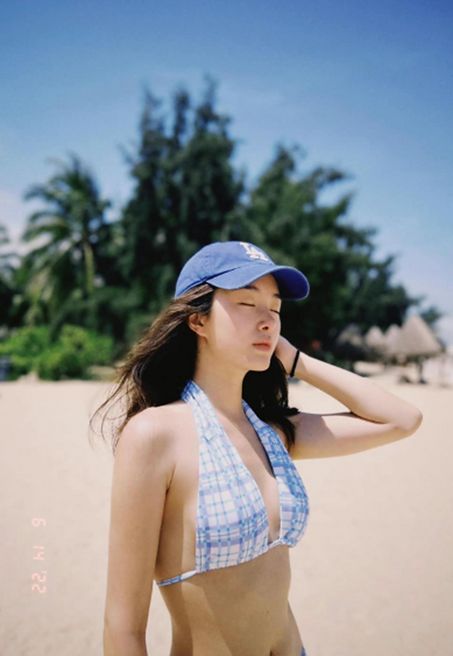 杨采钰泳装照,图四有一种很阳光的气息