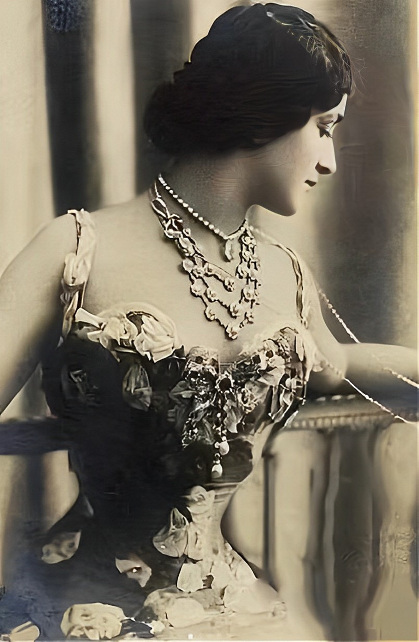 1932年,一位身穿时尚的欧洲女子正在束腰山后炫耀自己的美丽身材.