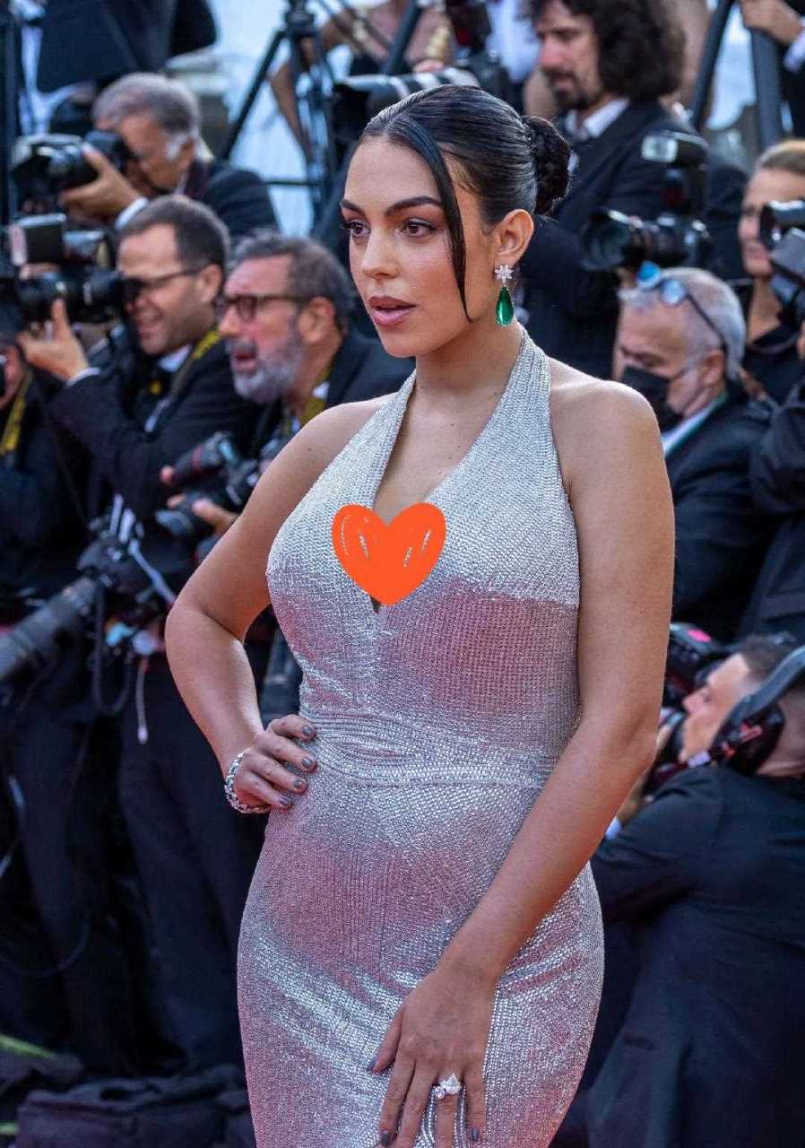 乔治娜georgina rodriguez身穿银色礼服搭配萧邦珠宝亮相戛纳红毯