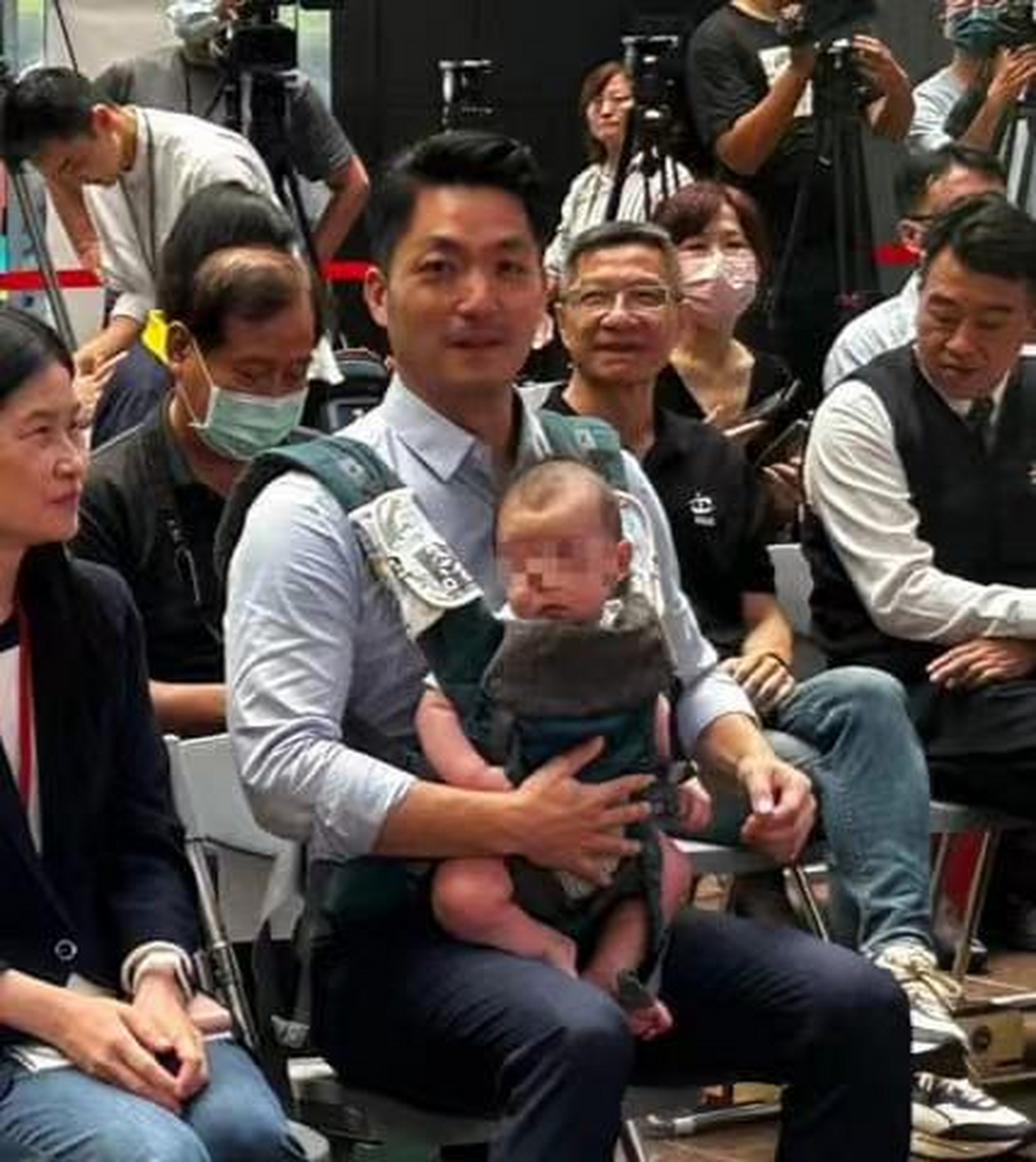 市长也要半夜起床为儿子泡奶当奶爸】 台北蒋万安 27 日以奶爸姿态