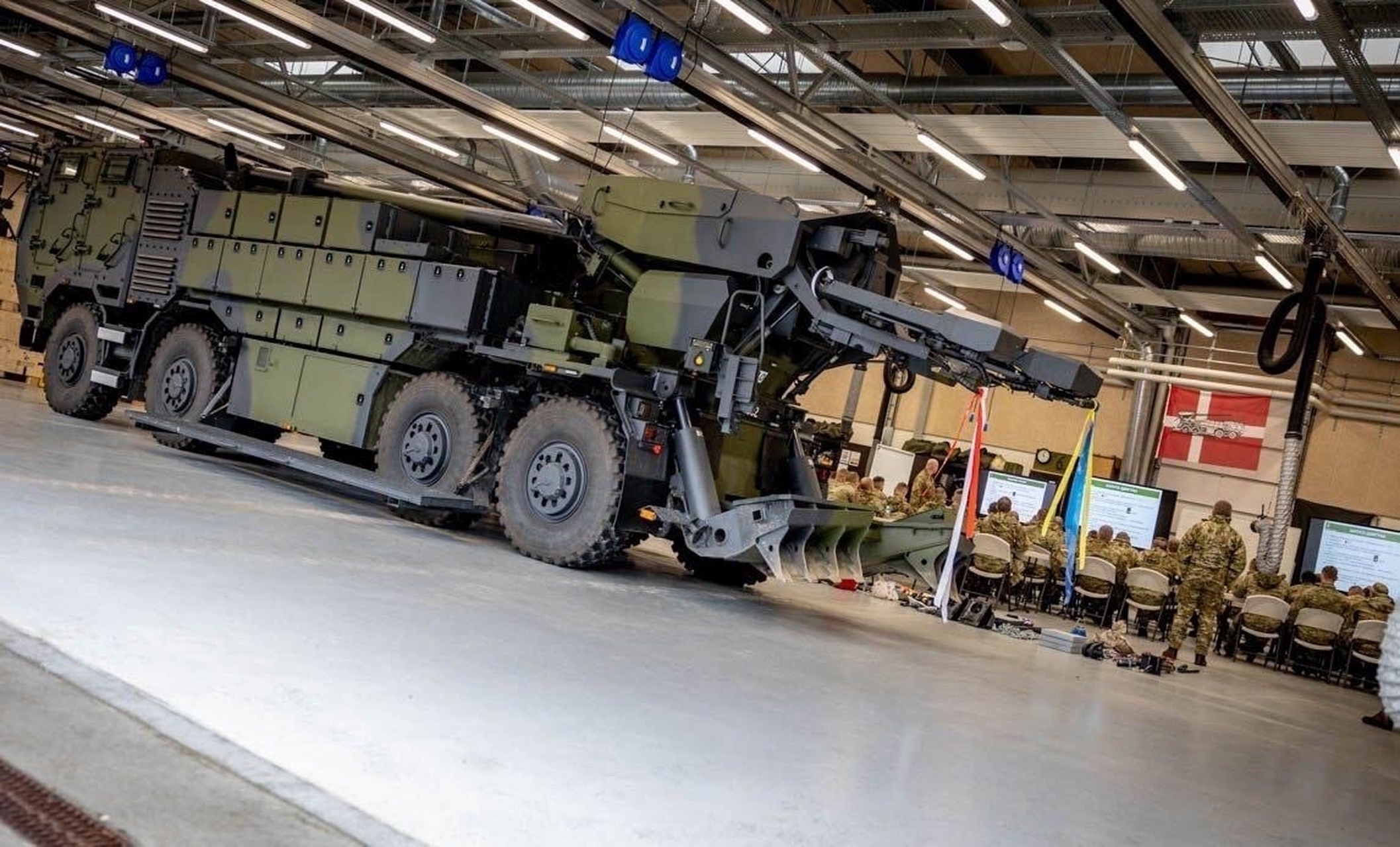 约100名乌军官兵正在丹麦接受"凯撒"自行火炮的操作培训