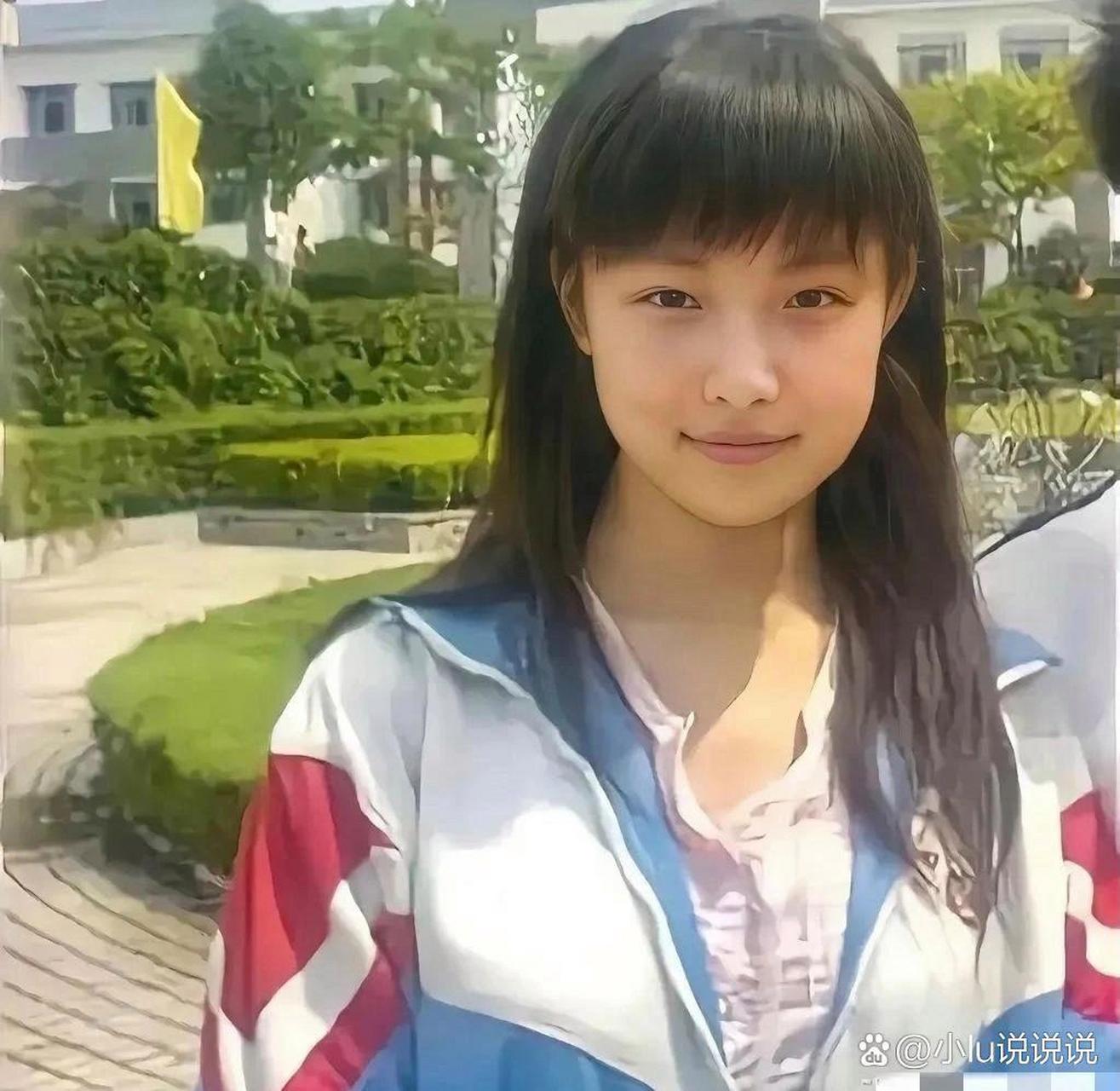 这张照片是穿着校服的倪妮,模样青涩,看起来很文静,原生美女![期待]