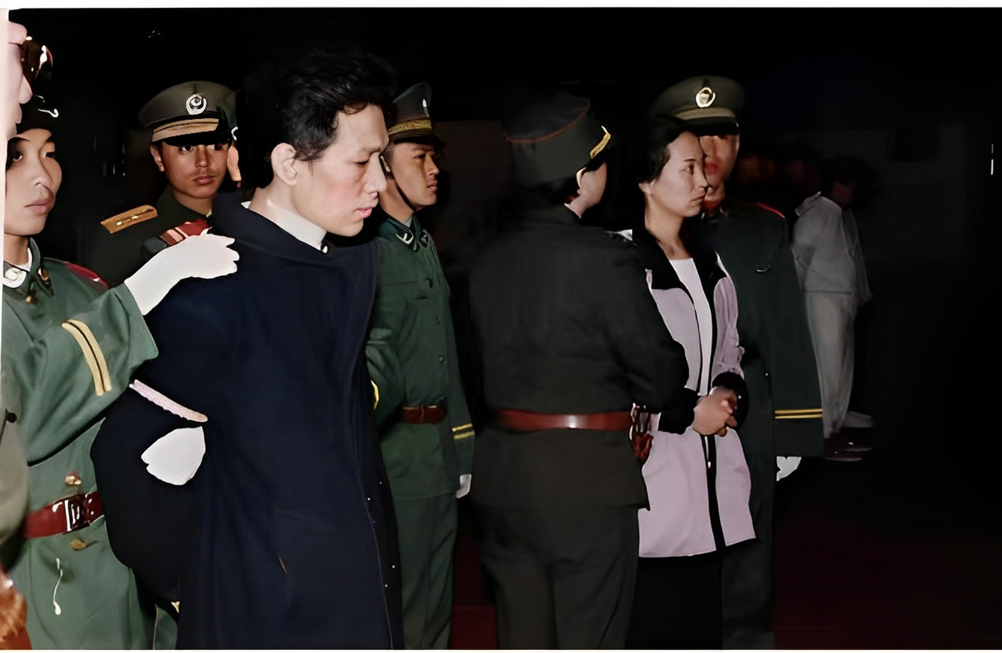 王建业是财政部的一把手,他心爱的史燕青,是公司石化综合事业部的副总