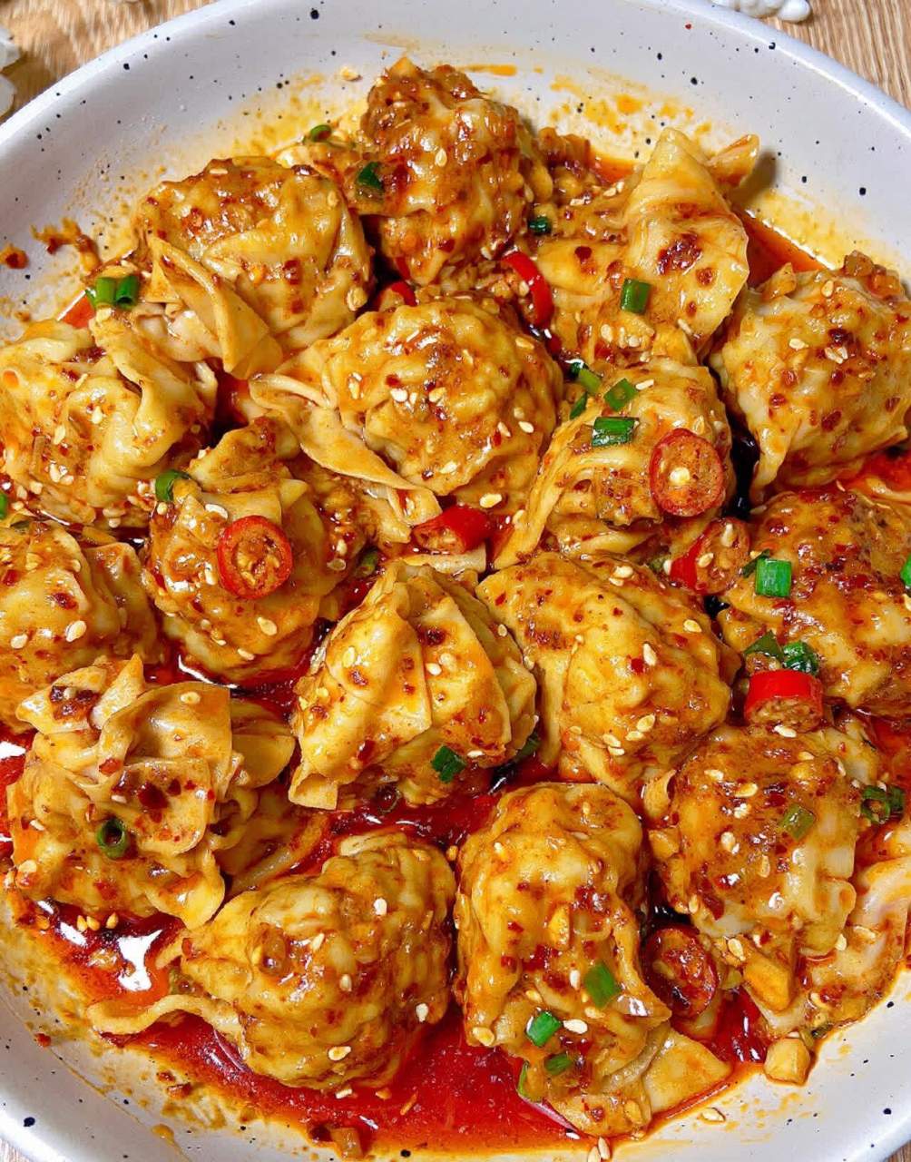 酸辣,每个馄饨都裹着浓浓的芝麻酱,好吃到舔碗底!