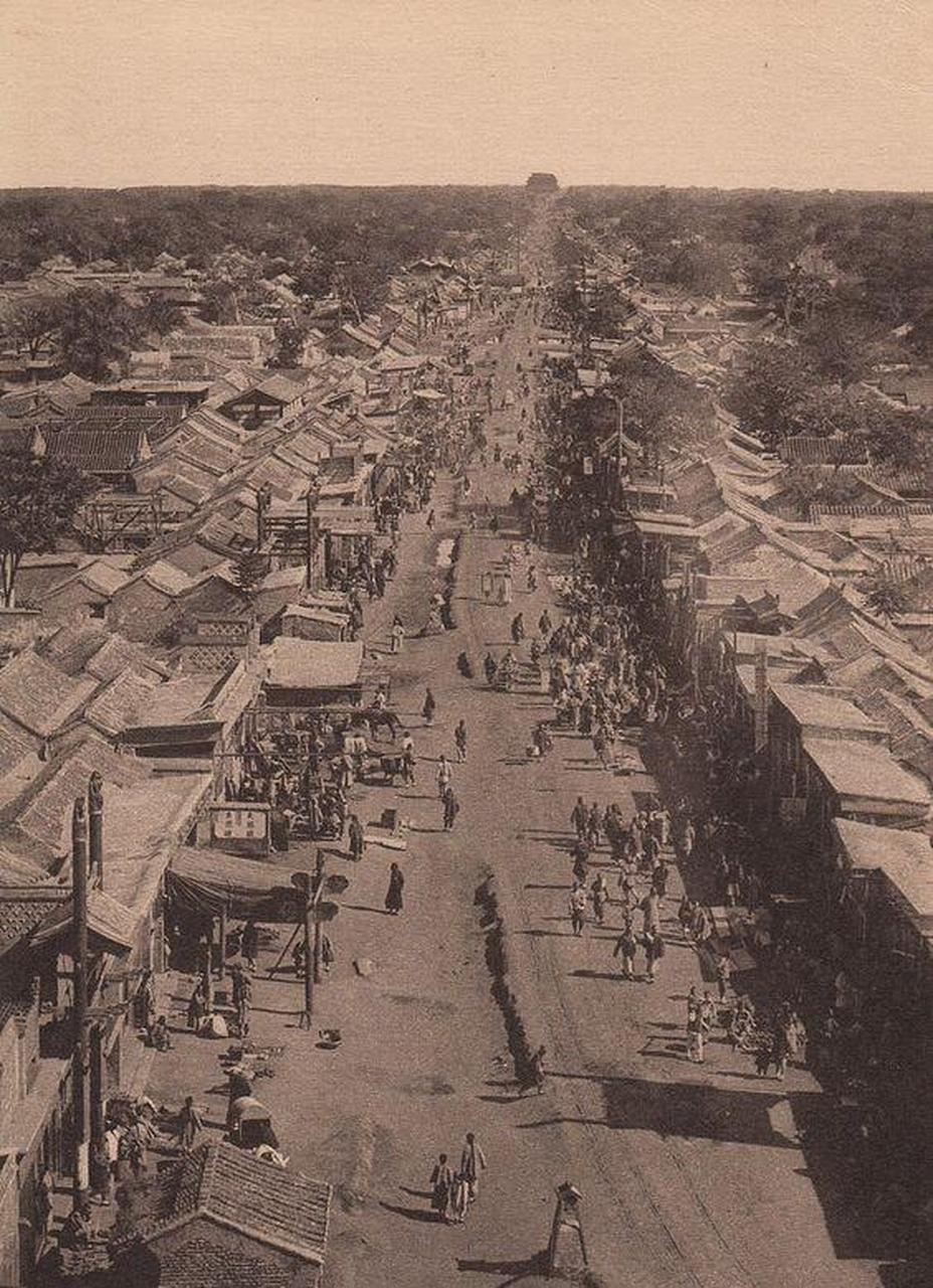 领动计划# 1900年北京最繁华的大街,街上人来人往,但看起来路还是土