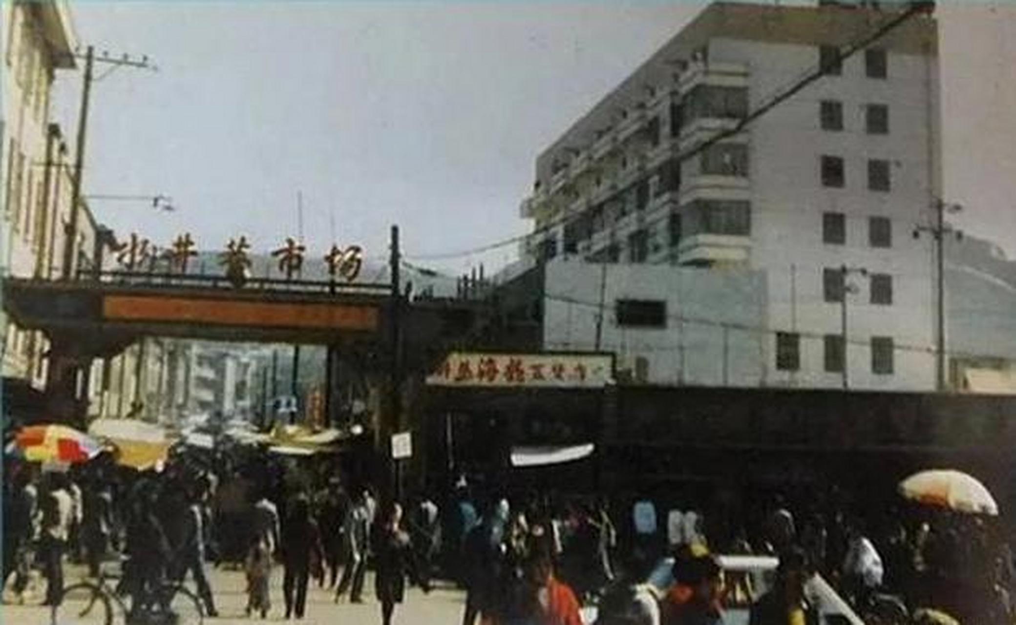 80年代西宁老照片:水井巷,大十字,西大街,大转盘,北大街小学