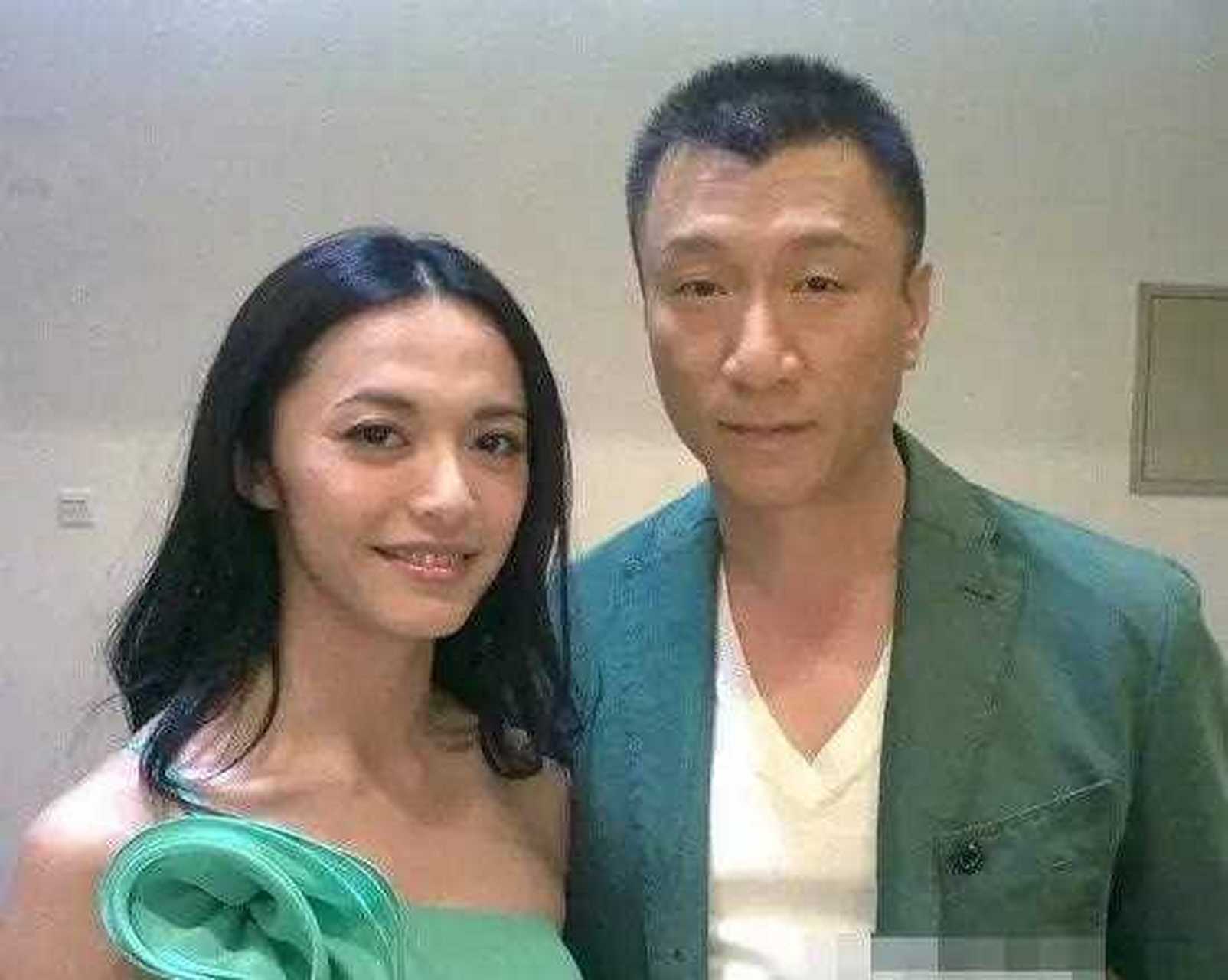 年,记者问孙红雷:"有人爆料,姚晨半夜拿着红酒去敲你房门,有这事儿吗?