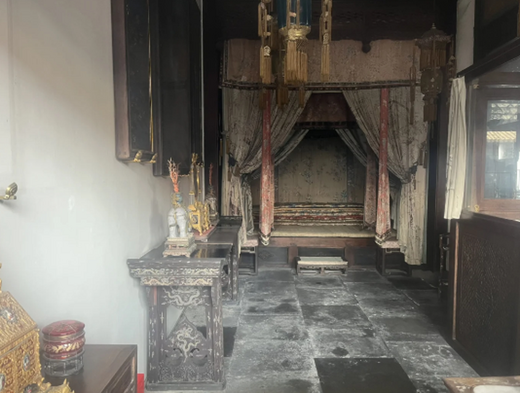 慈禧太后住的地方,她也挺节俭呀,卧室这么小.