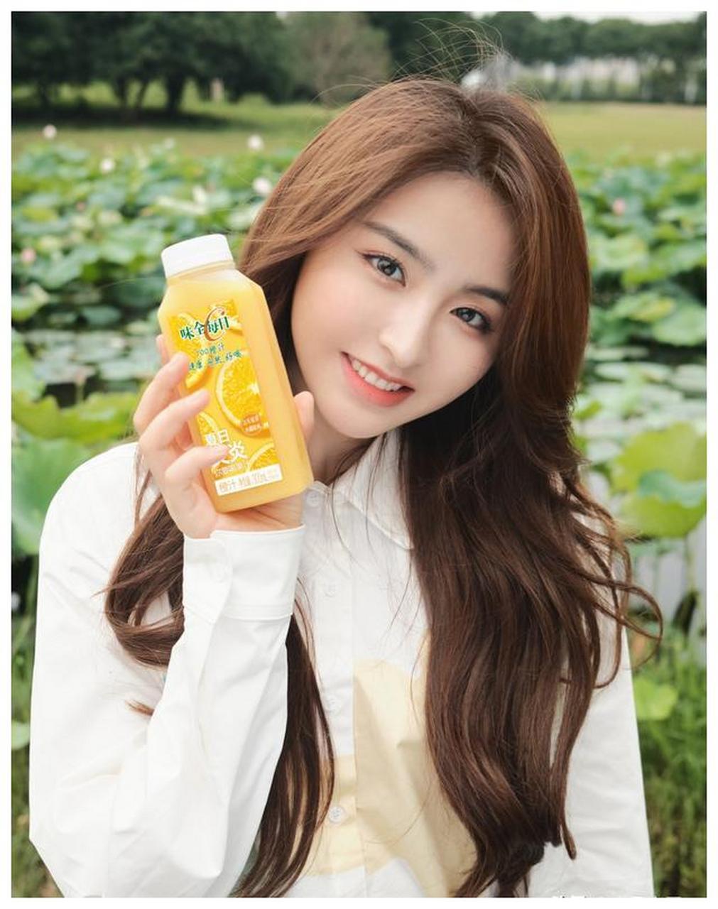 金子涵长发飘飘白色连衣裙写真