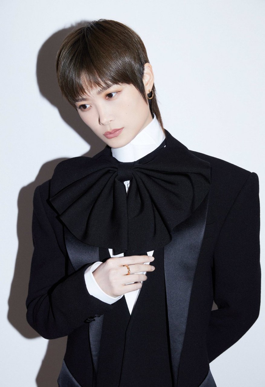 李宇春 身穿balmain2023秋冬男装系列经典黑色西装套装出席栩栩华生