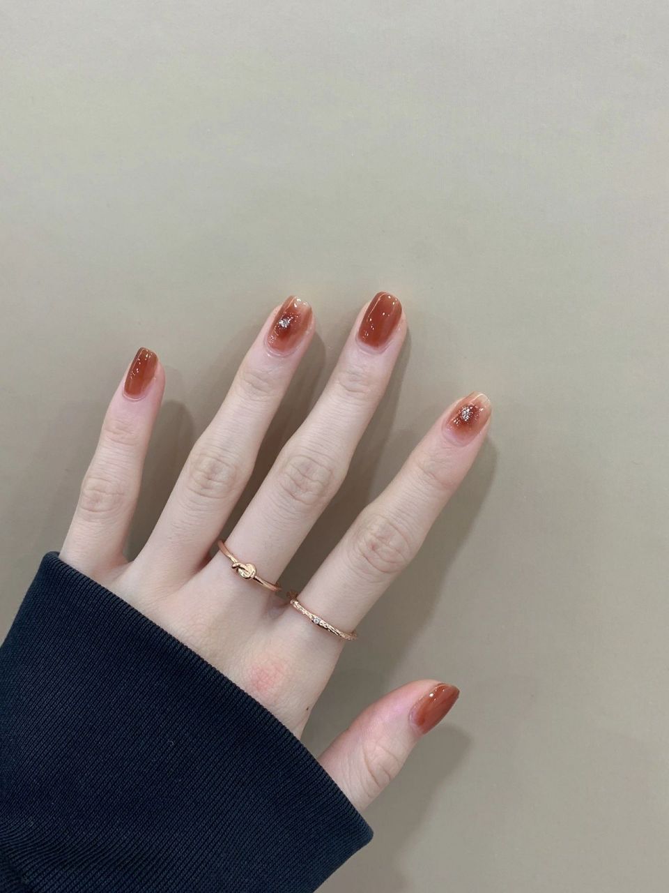 红茶晶冻 冰透红棕美甲 敲显白的冰透红茶色美甲 指中间点缀银色细闪