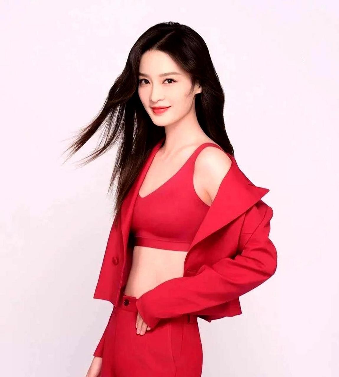 李沁穿着薄纱搭配紧身内衣,身材曲线优美,散发出迷人的韵味.