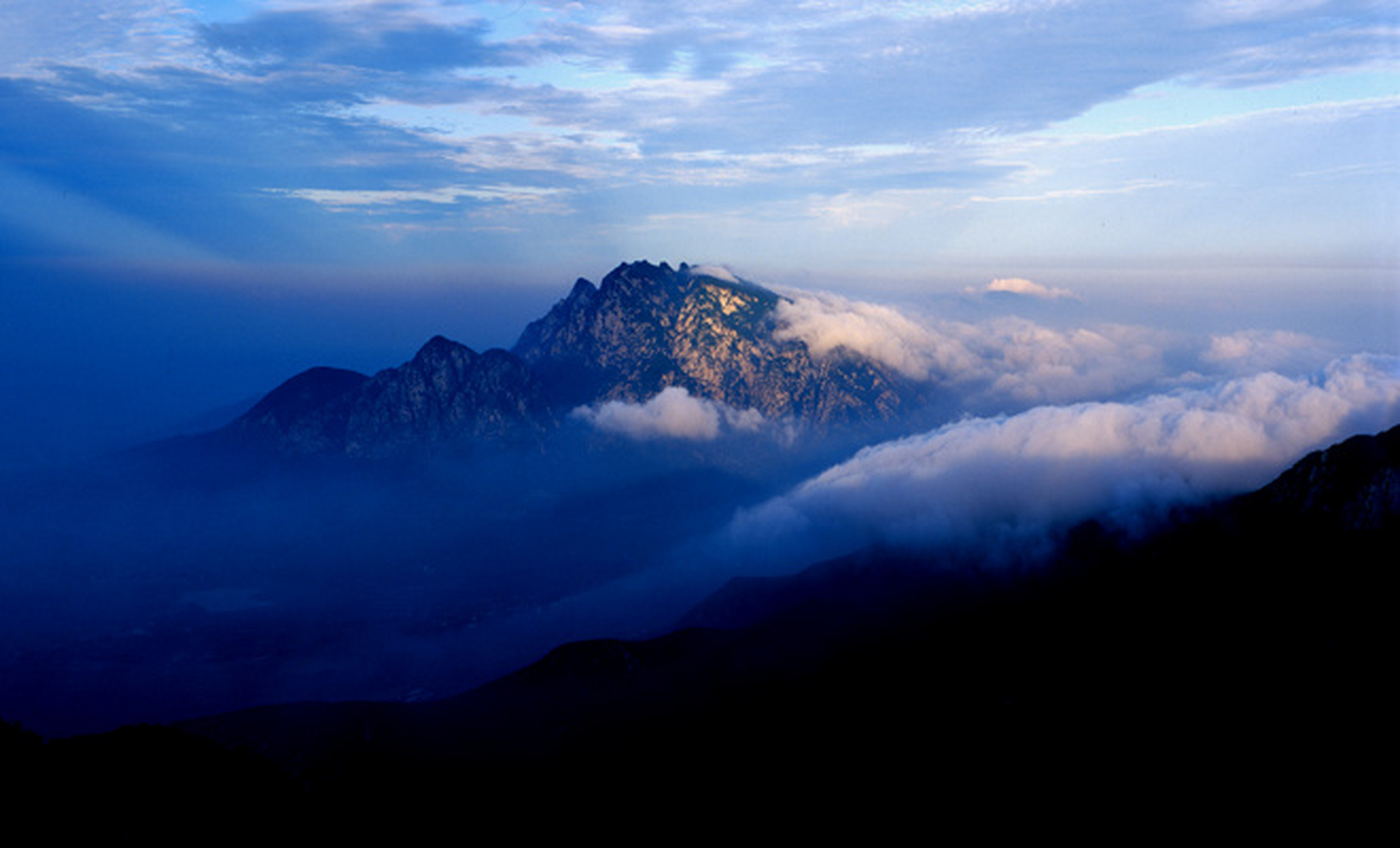 百度繁星大会登封站# #日出嵩山漫品登封#   嵩山位于河南省,是中国