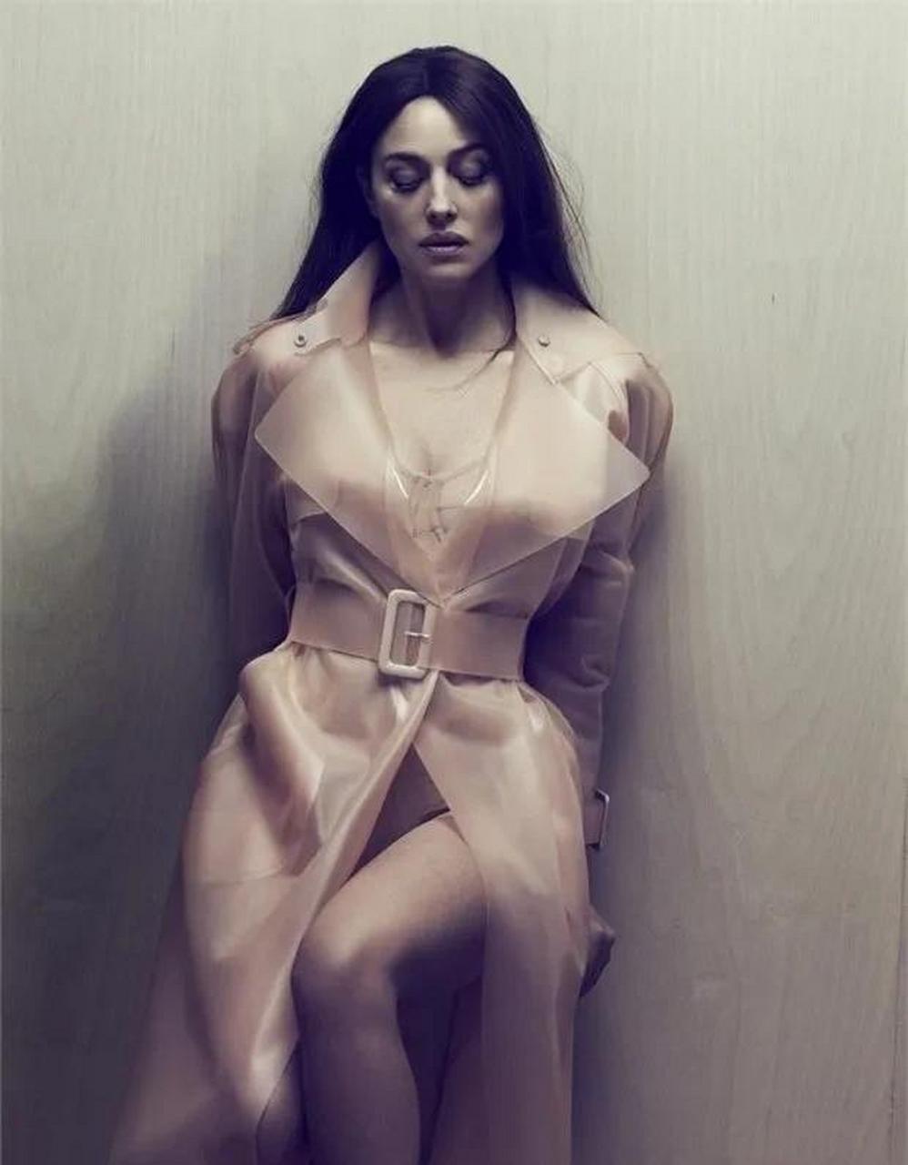 莫妮卡·贝鲁奇,拥有着古典东西方混合的脸庞,深邃的眼神,倦怠迷赖哪