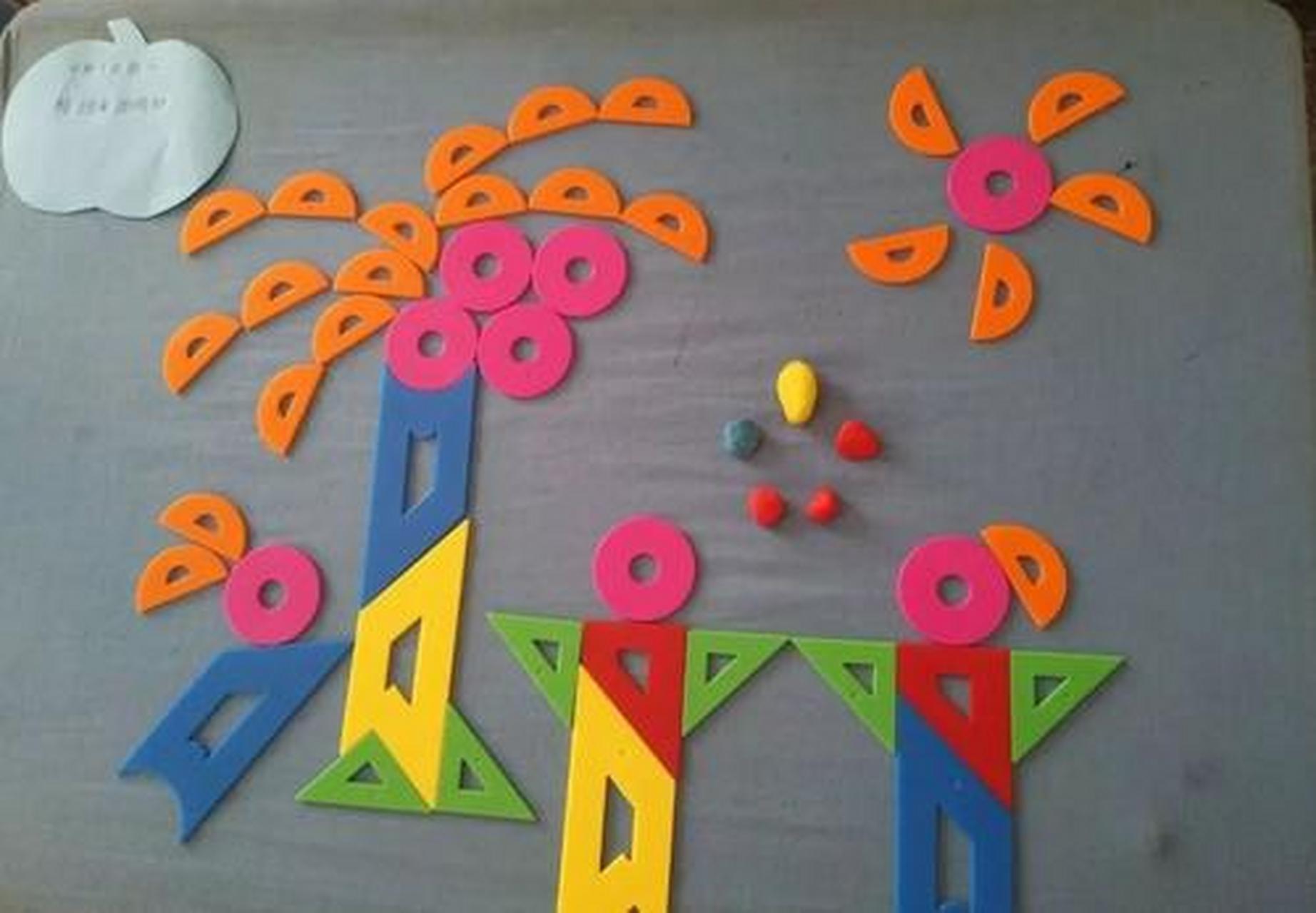 这款七巧板通过不同花色,不同图案的摆放规律,让孩