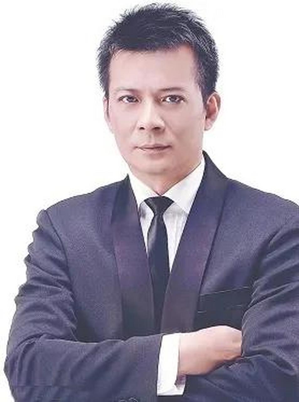 没想到曾经大名鼎鼎男一号乔峰扮演者黄日华,如今竟然沦落到去小舞台
