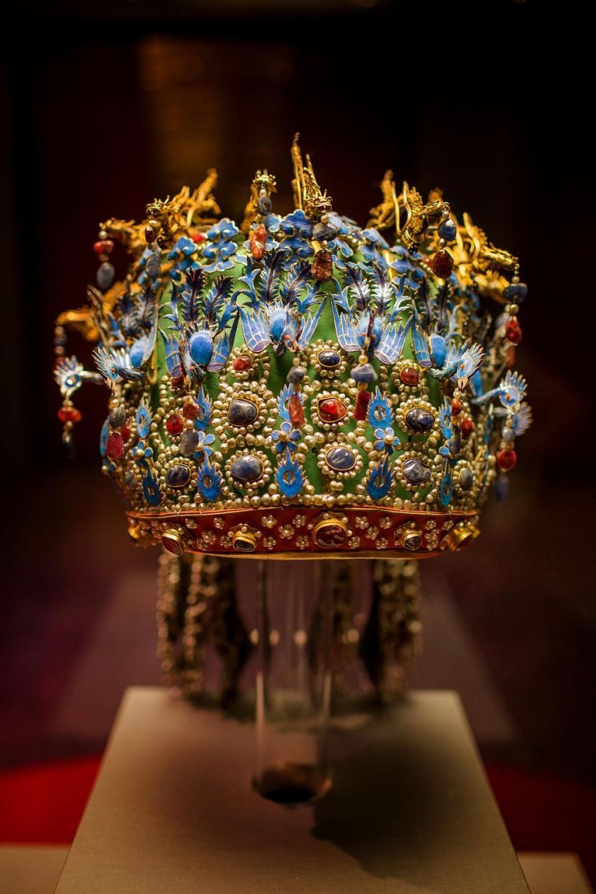 慈禧的凤冠上有九只凤凰,各叼着一颗"夜明珠".