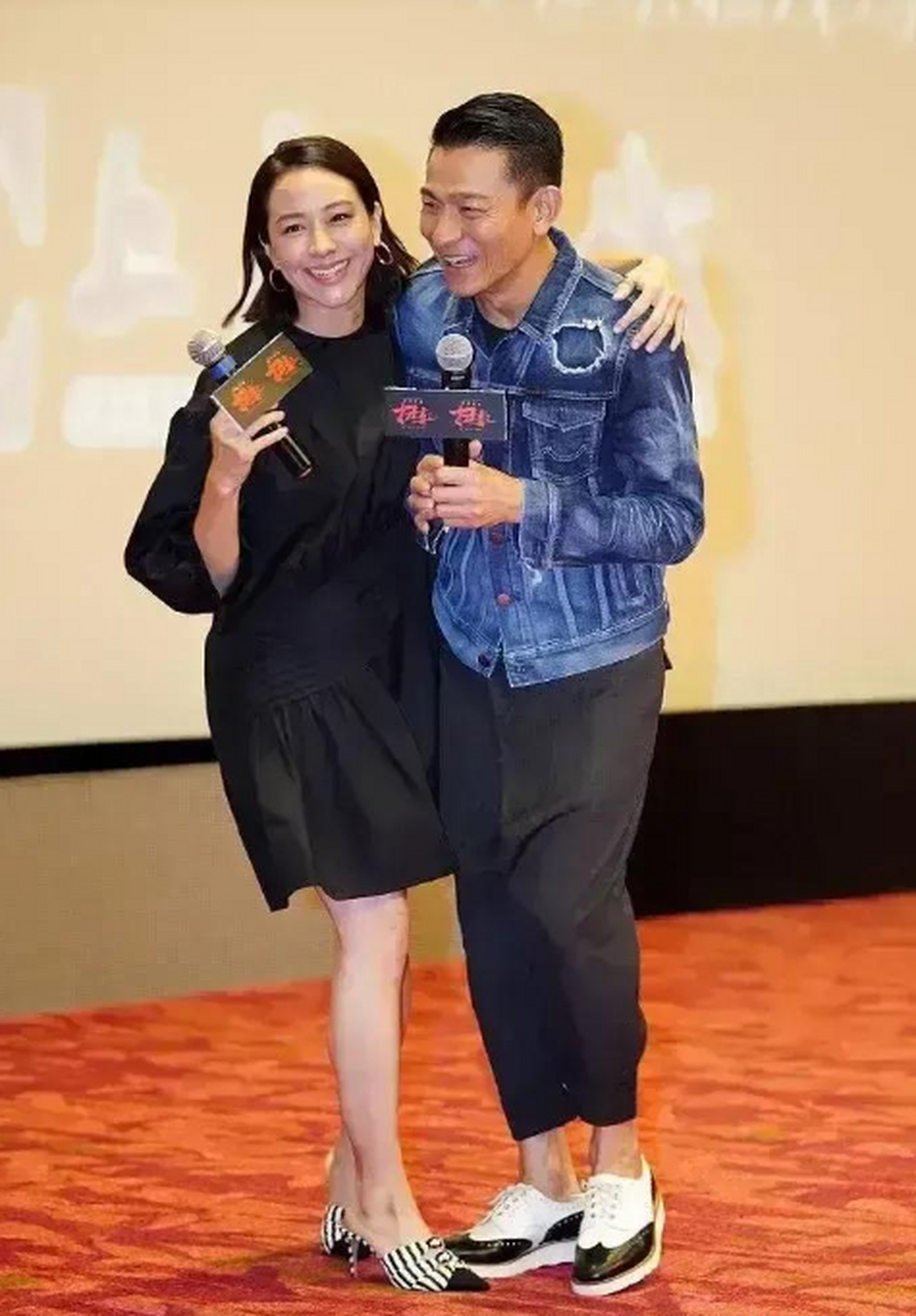 这位搂着刘德华的美女看着好眼熟,一时想不起叫什么名字了!