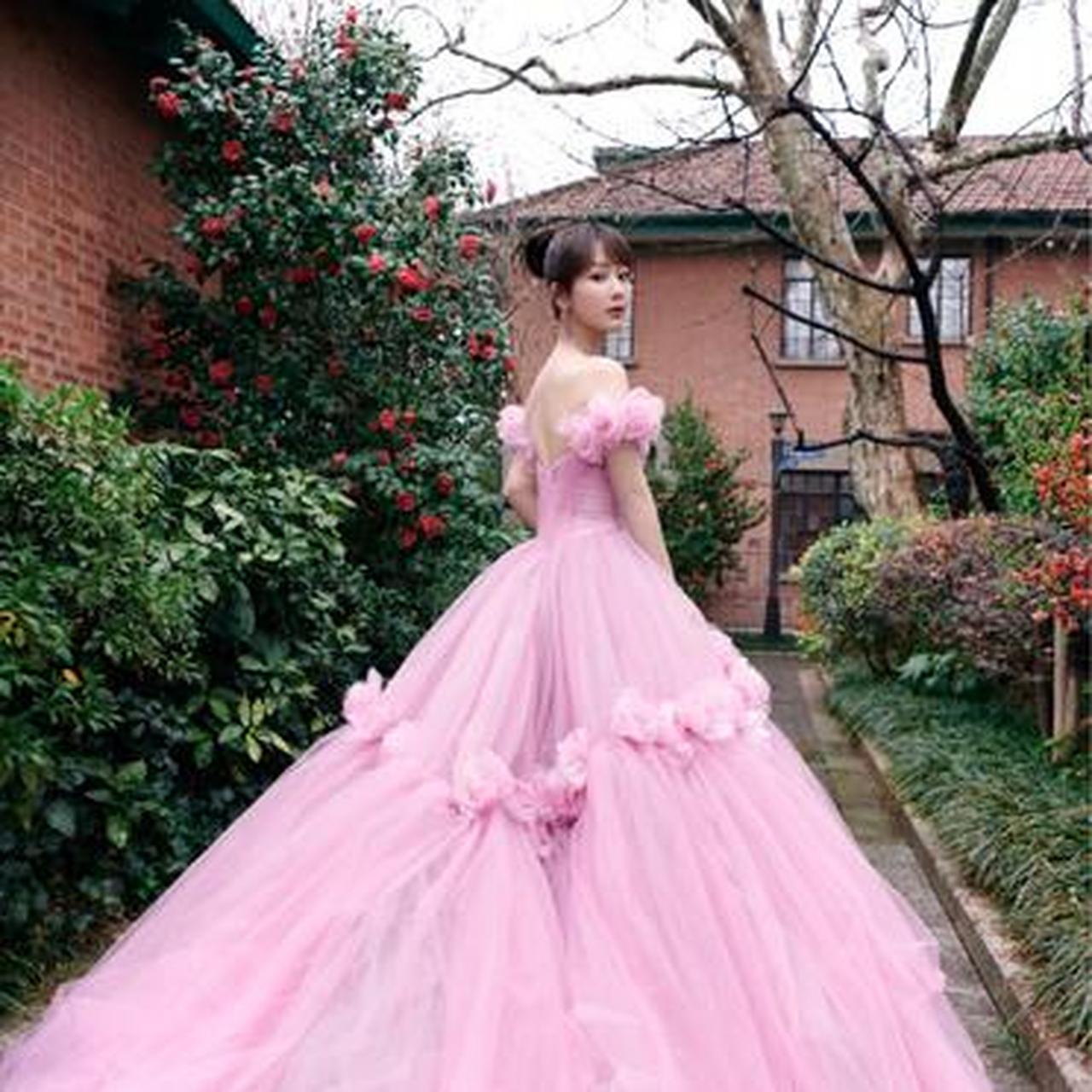 杨紫新造型"美翻了",穿紫粉色露肩拖尾礼服裙甜美减龄有仙气,温柔又