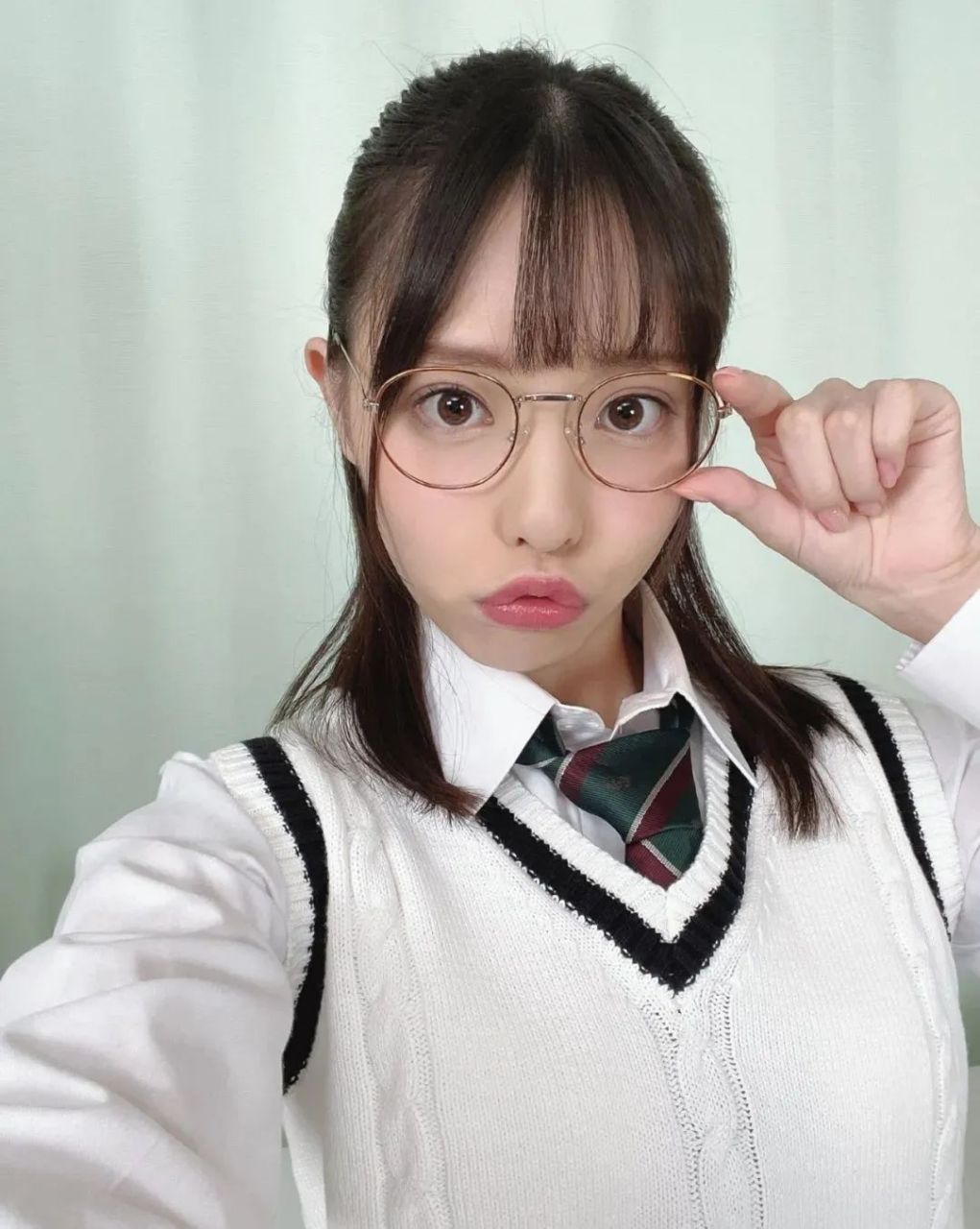 一代新人换旧人,00后的日本女演员白桃花,2000年5月12日出生于日本