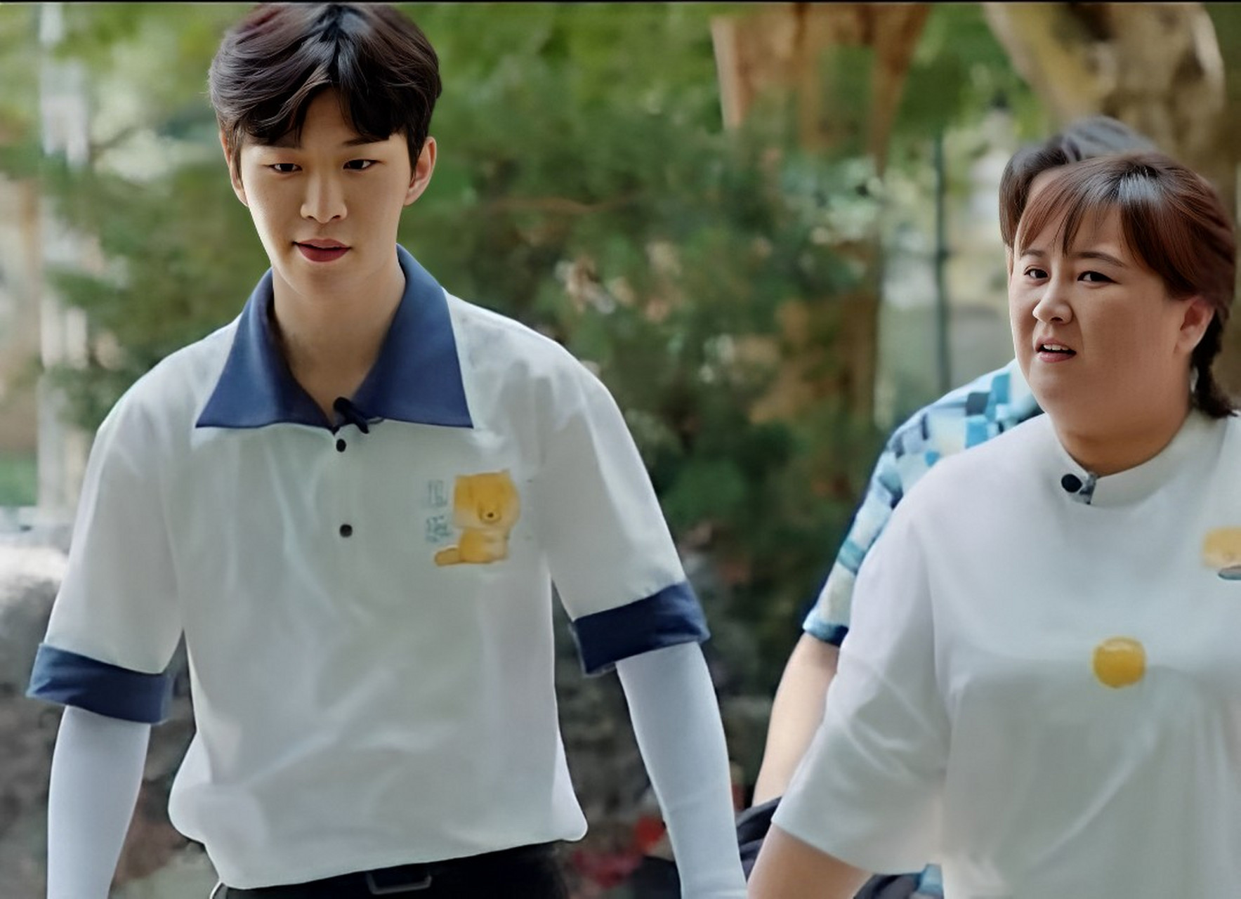 范丞丞,演员歌手,22岁,身高183厘米,体重132磅.