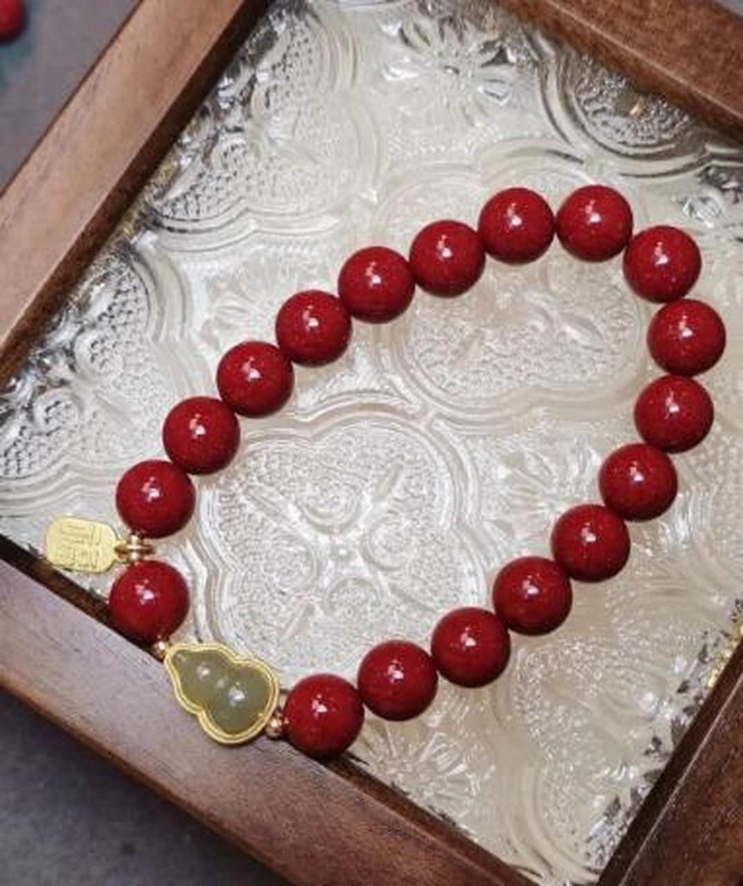 长期佩戴朱砂手串一般对身体是没有危害的,朱砂中含有丰富的矿物质和