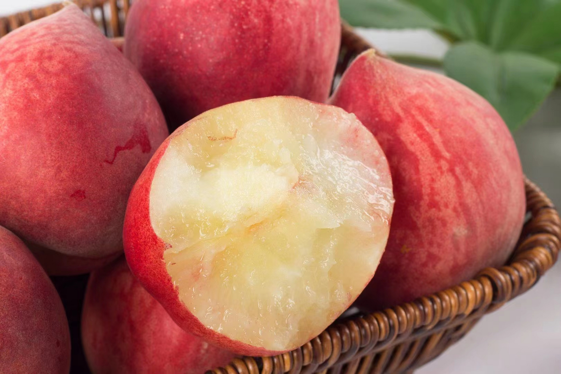 喜欢吃桃子的朋友,一定不要错过了云南的红宝石蜜桃!