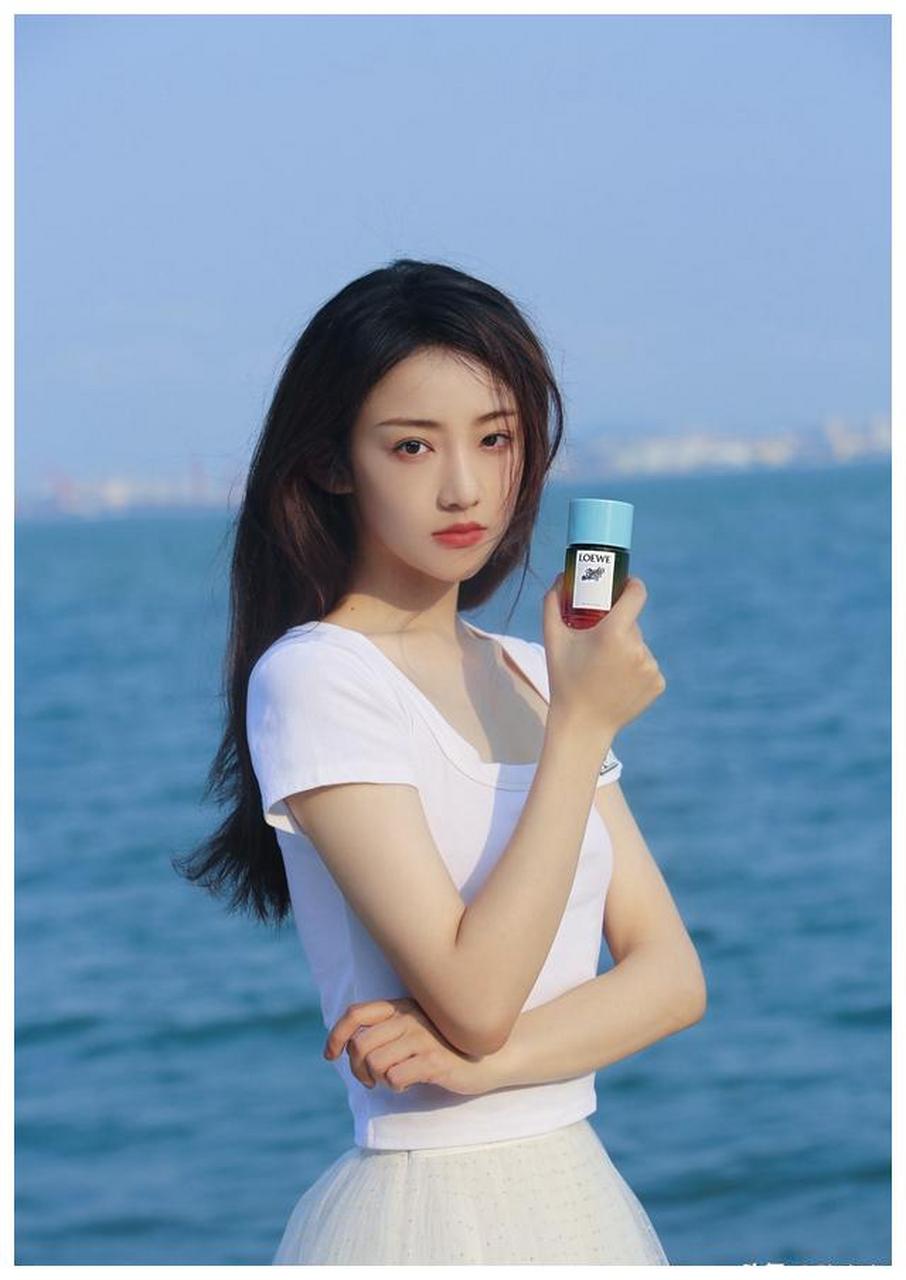 孙佳怡白色蓬松裙海边写真