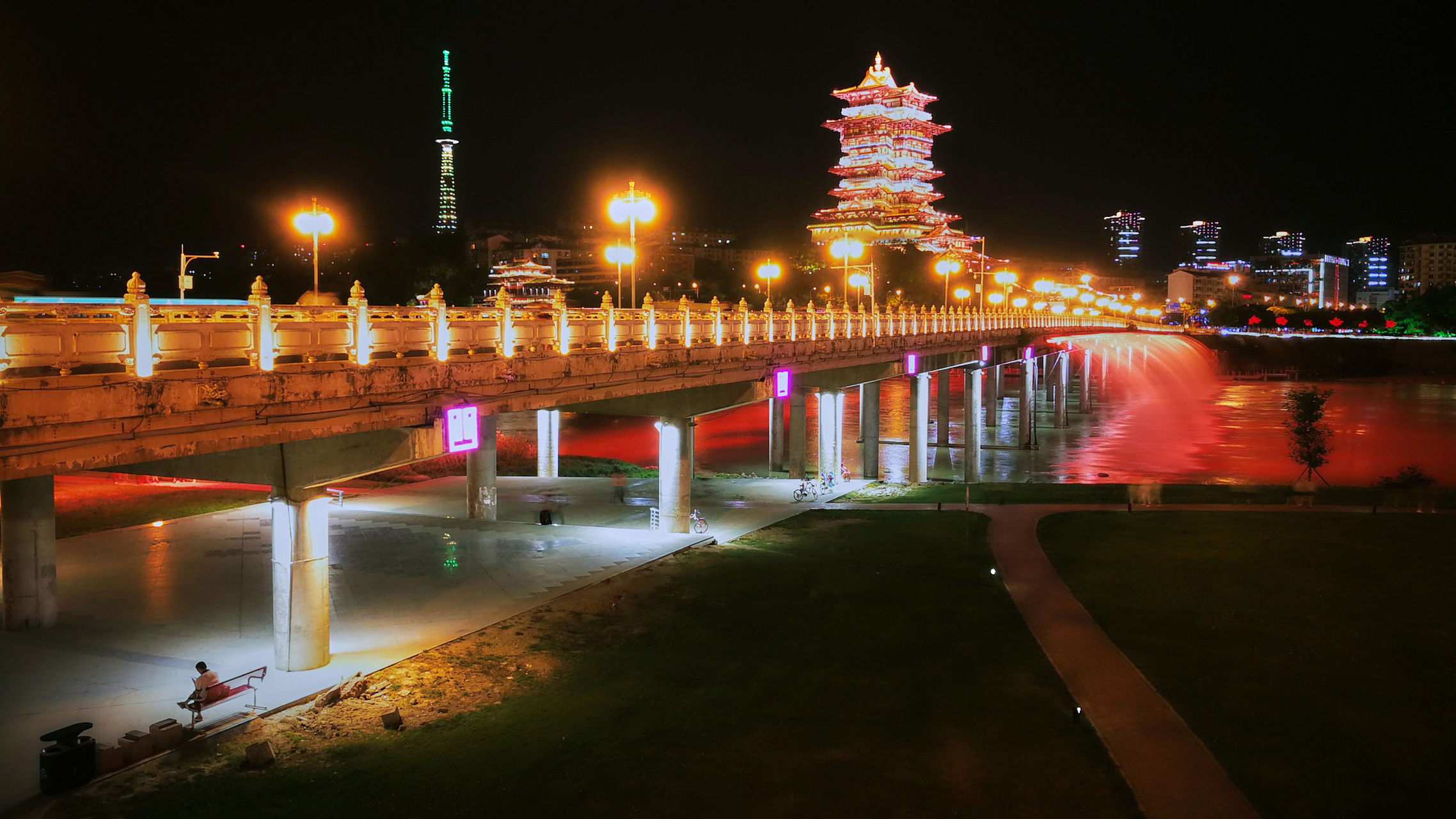 绵阳东方红大桥,位于绵阳市核心区域