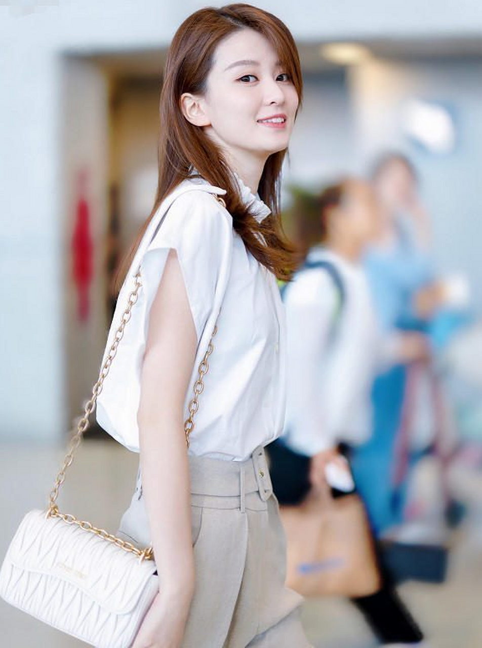 乔欣不做穿搭博主可惜了,172身高穿啥都洋气,白衬衫 吸烟裤真美