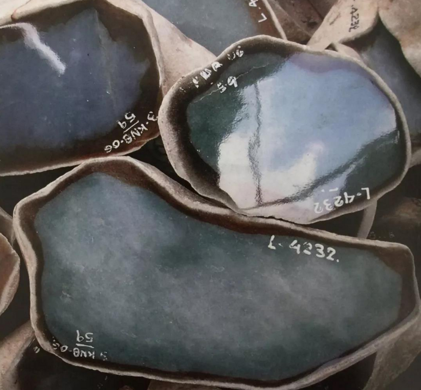 翡翠原石的黑雾# 与其它雾最大的区别在于,其雾层的厚薄相差十分悬殊