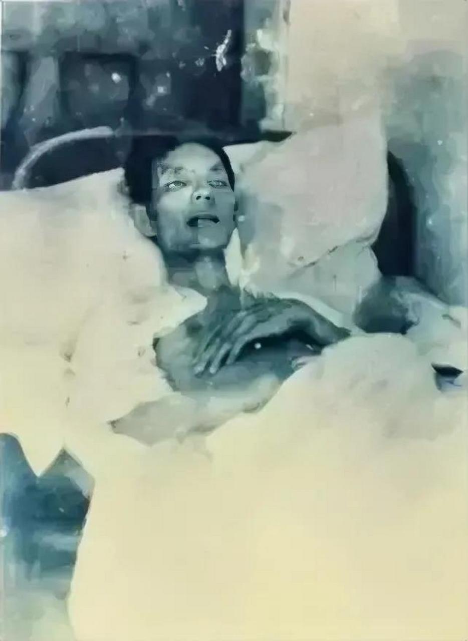 1941年的新疆迪化,一位英勇的烈士陈振亚躺在病床上.