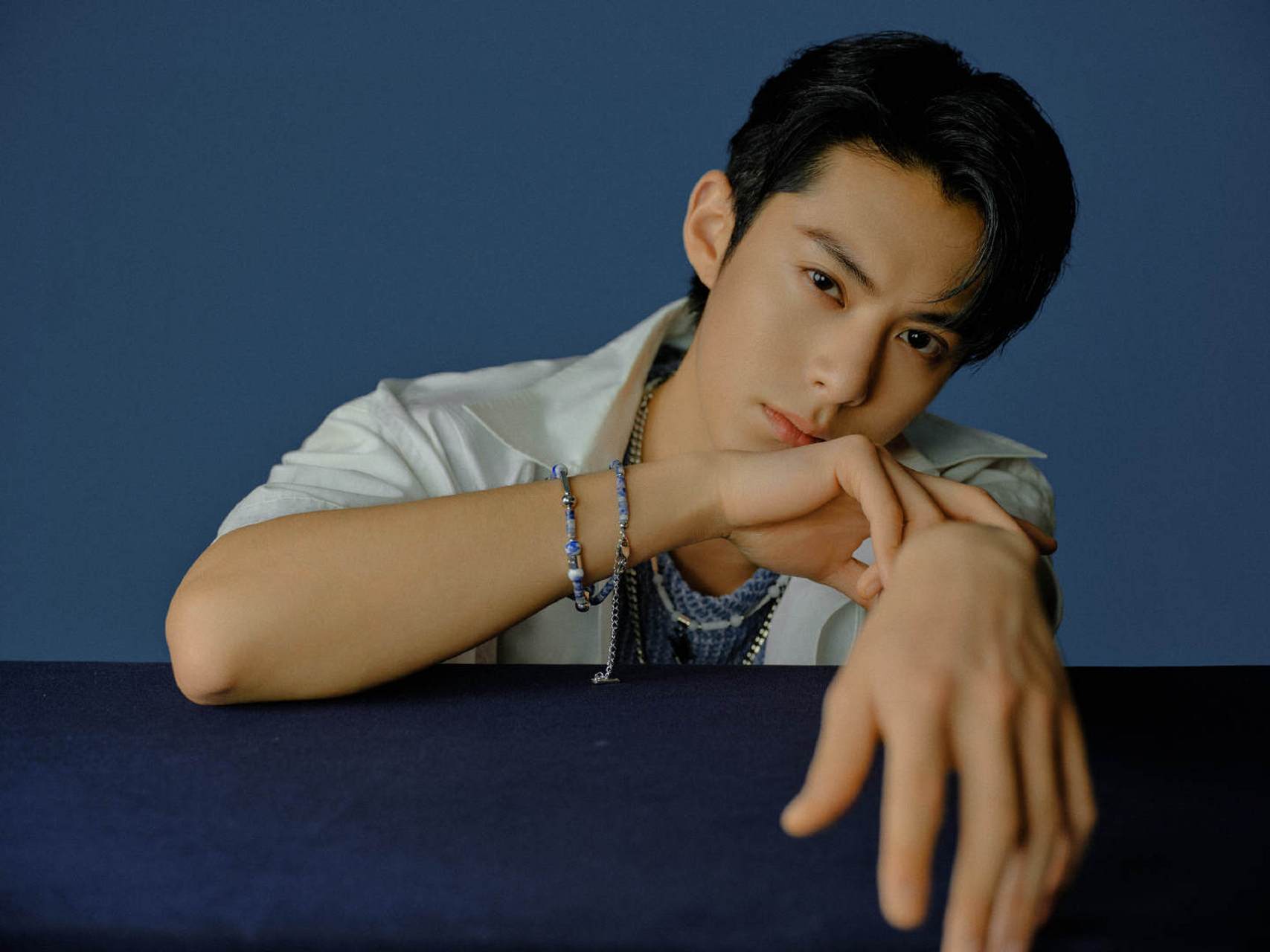 王鹤棣蓝色无袖套装造型河堤今日直播造型,蓝色无袖套装好阳光啊!