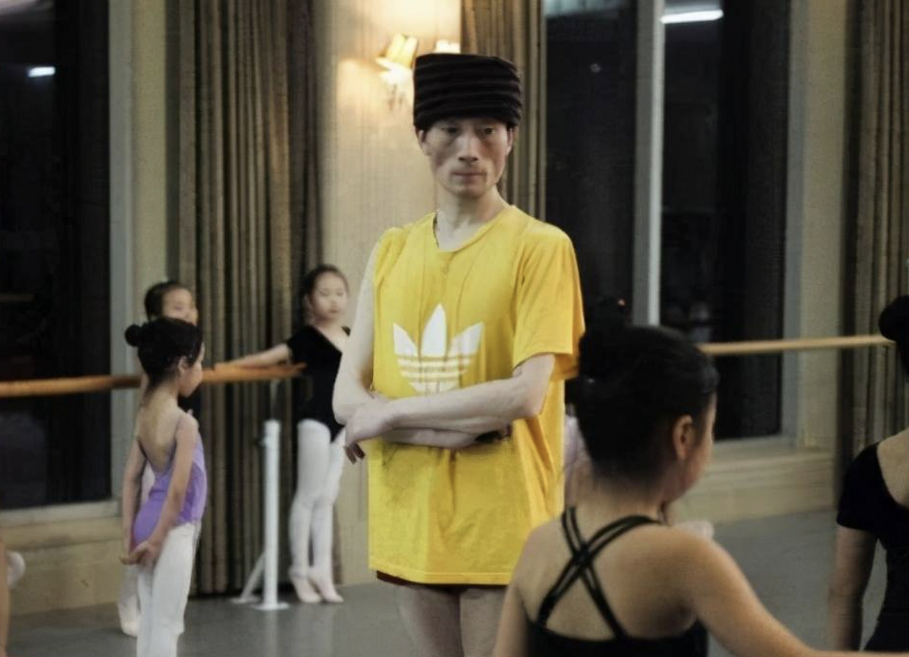 郭冷,他曾是中国舞蹈领域中的骄子,年轻时获得过数不清的荣誉,在人们