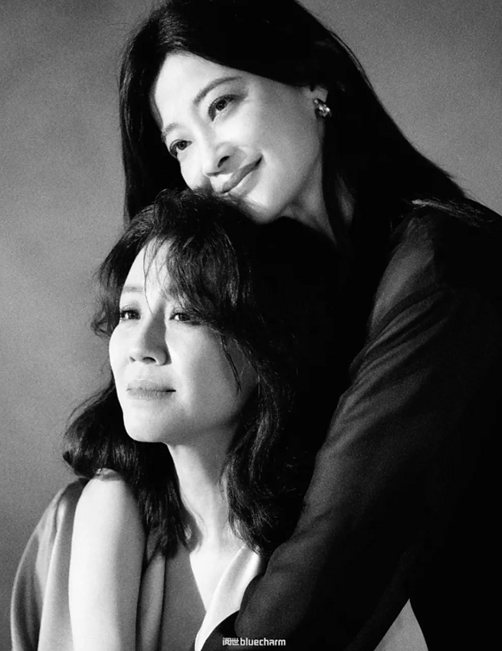 演员梅婷和刘琳一同登上了《bluecharm阅视》杂志7月刊封面.