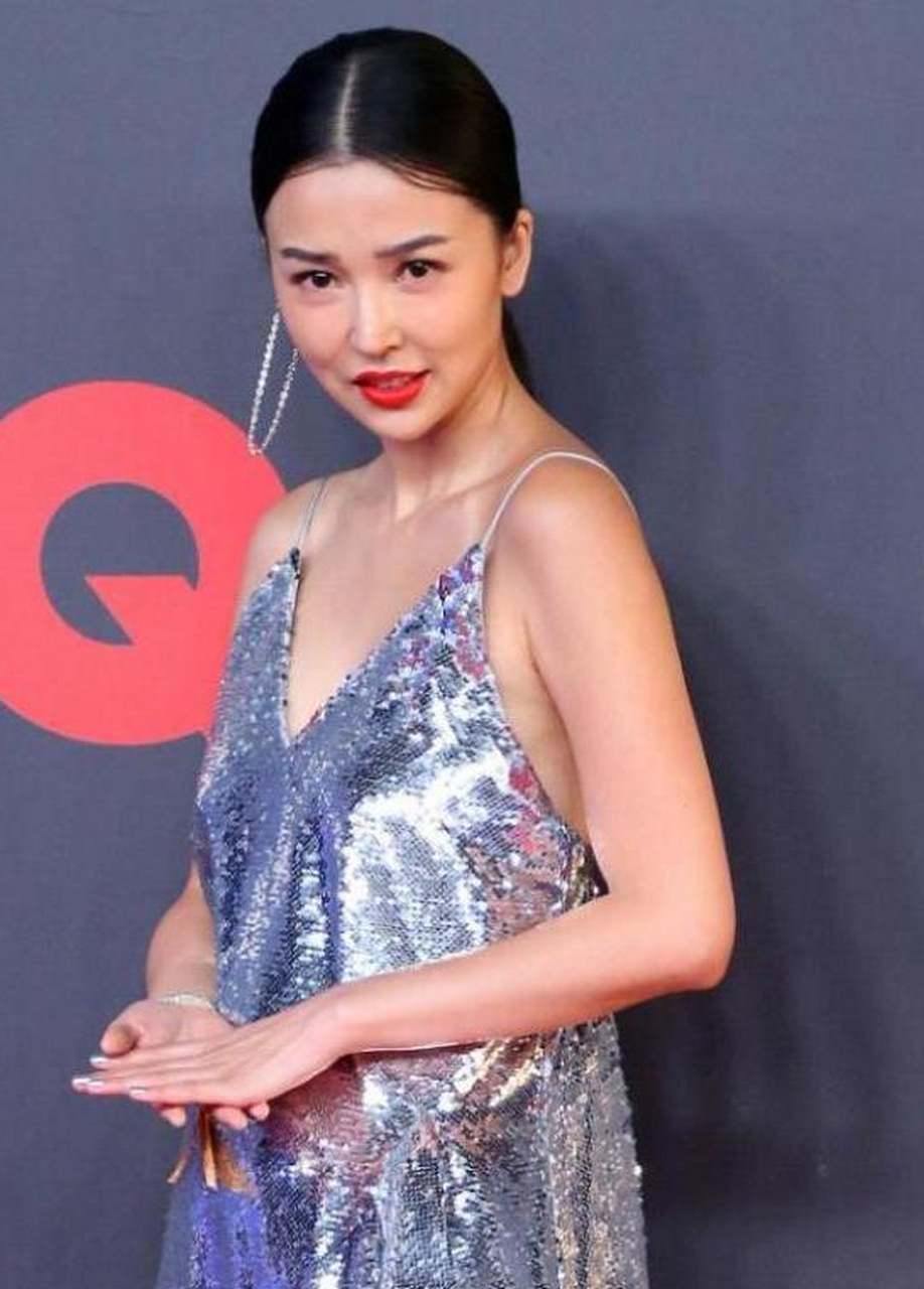 姚星彤真是一个性感迷人的女人,这身材曲线不柴很有肉感,她饱满的身材