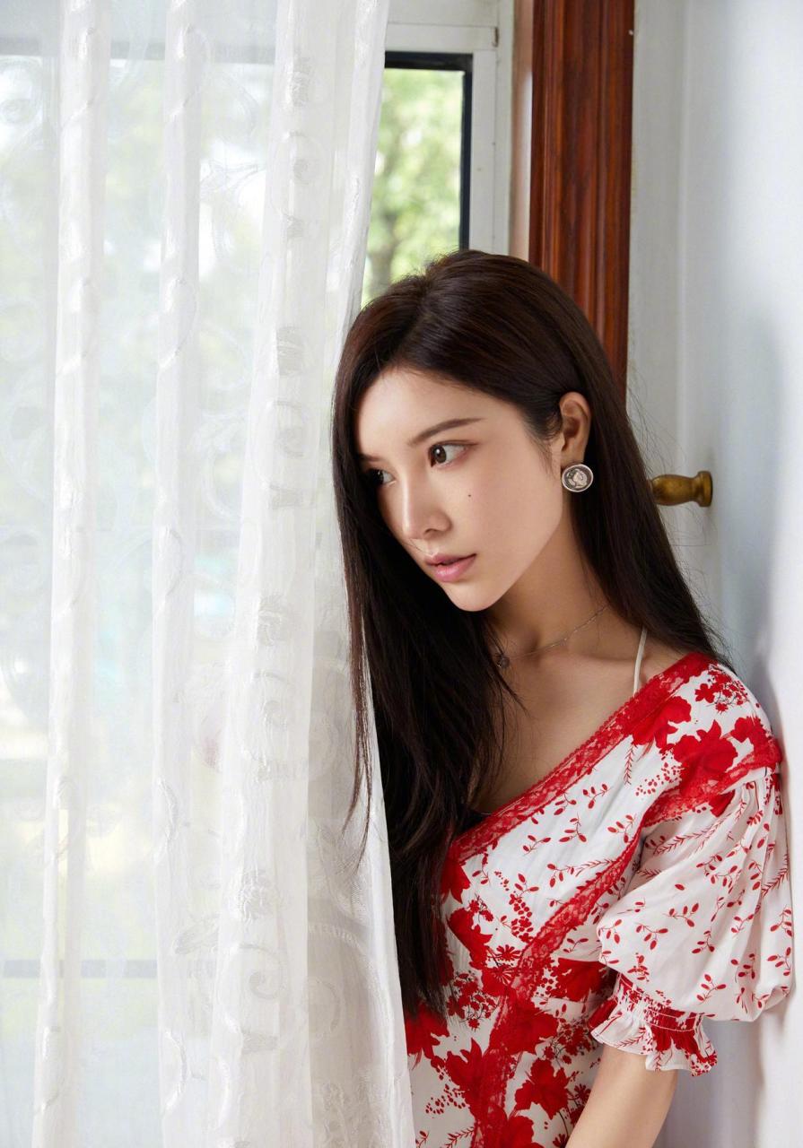 戴燕妮最新写真好有氛围感[比心] 身穿红白相间的碎花连衣裙,舒适风穿