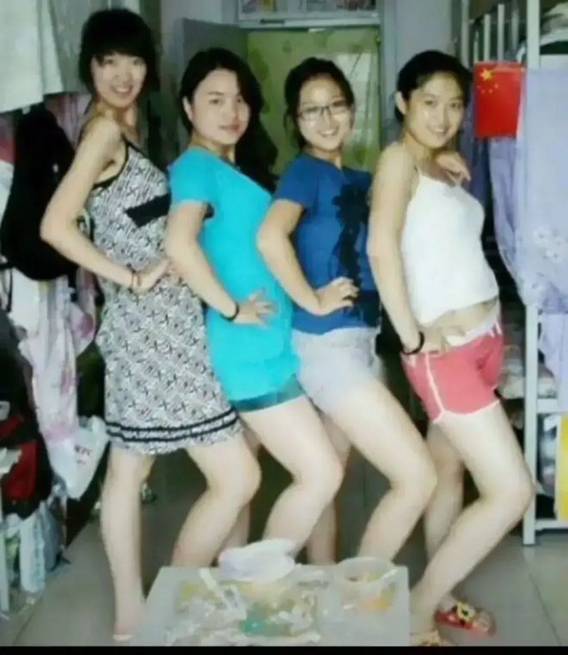 这张照片拍摄于2005年,在深圳龙华电子厂女工宿舍内.