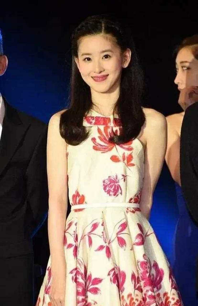 奶茶妹妹穿着一身花裙子,亭亭玉立,别有气质和韵味.