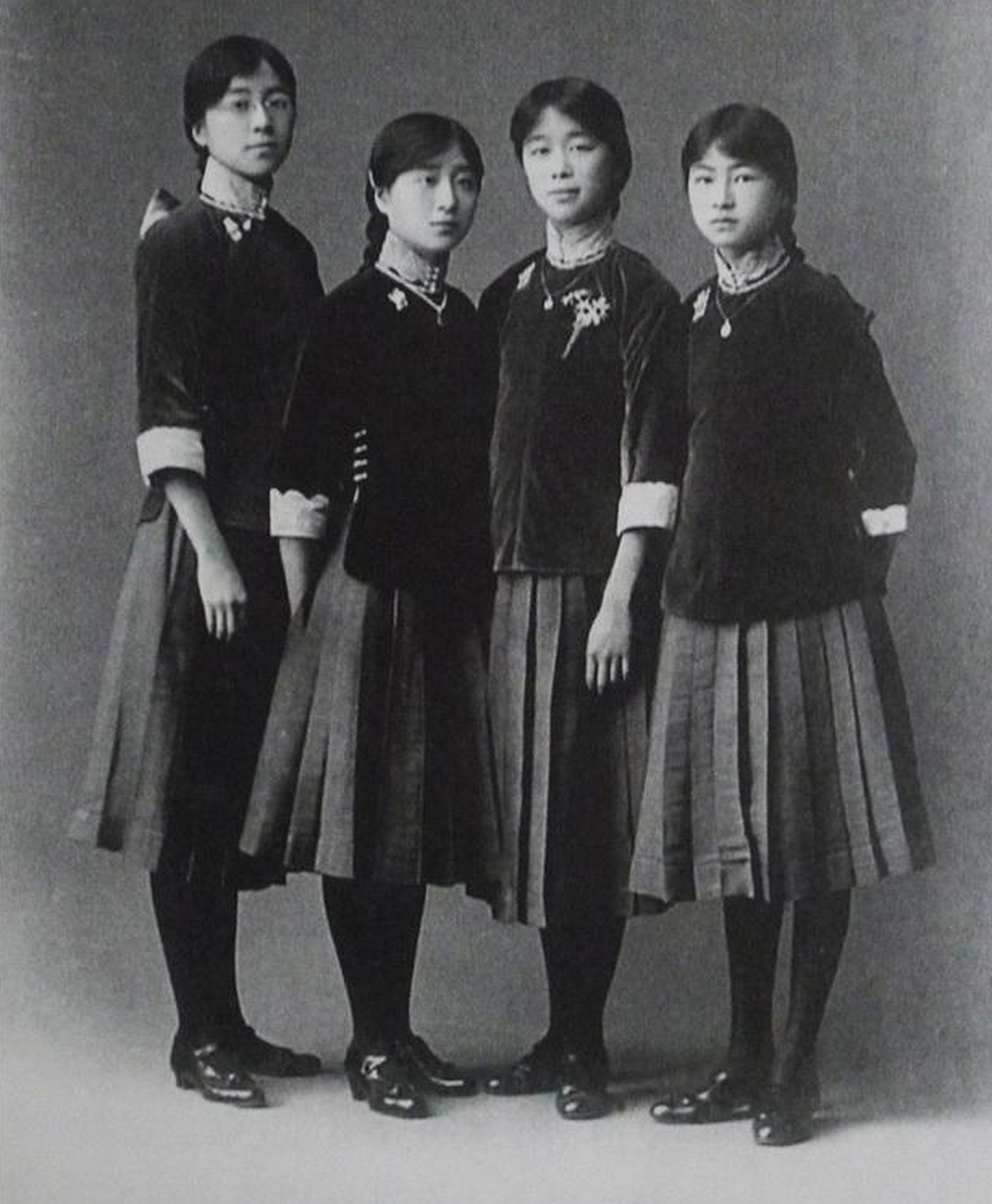 四位穿着民国时期学生校服的美少女合影,照片中最右边的是12岁的民国