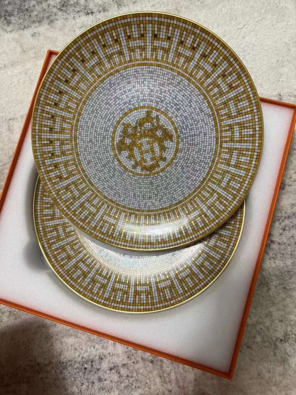 爱马仕# 爱马仕的两个餐盘,售价高达3000元,果真是贫穷限制了我的