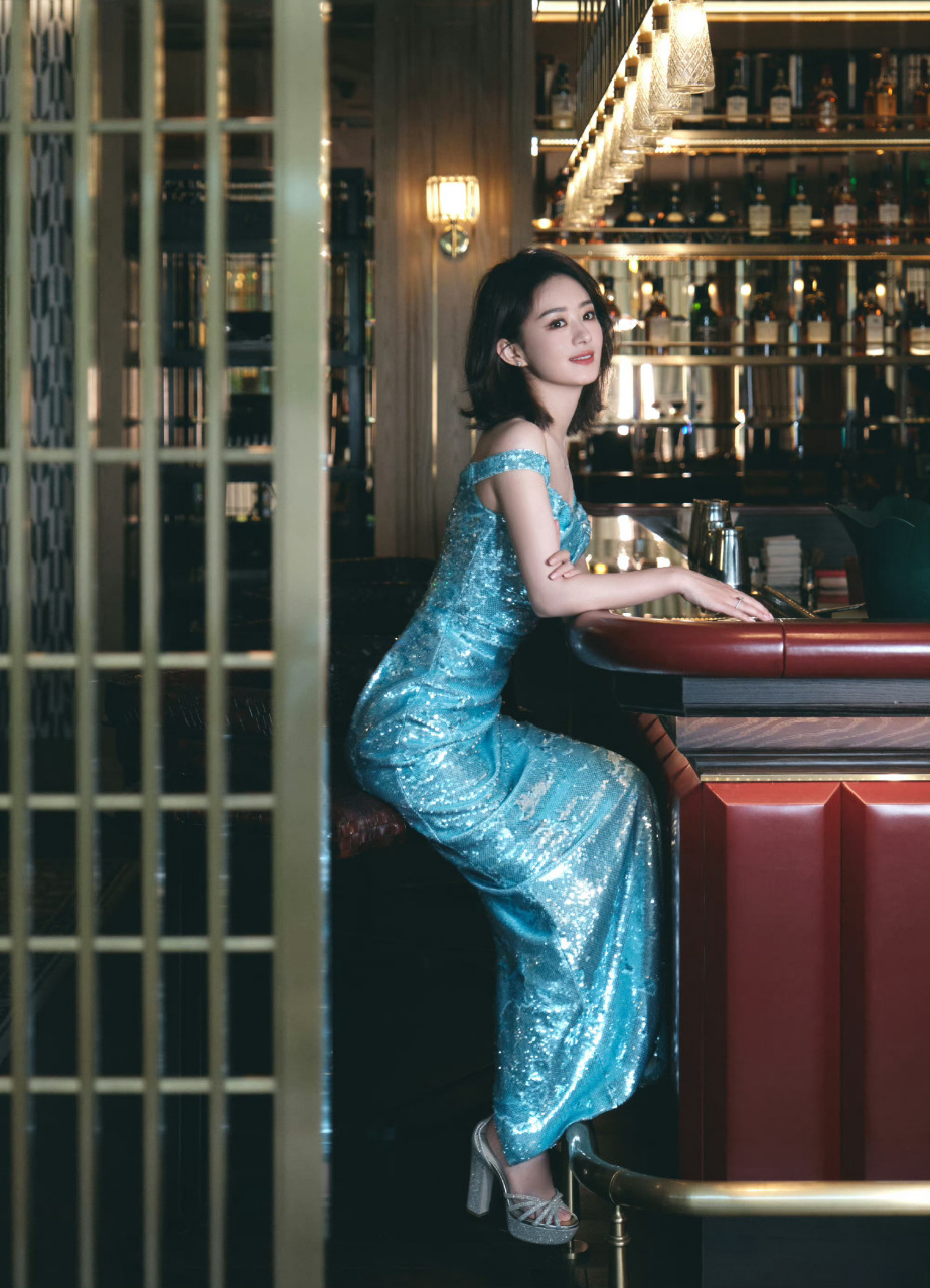 赵丽颖美人鱼公主#赵丽颖今日活动造型来袭,蓝色抹胸亮片裙造型,好像