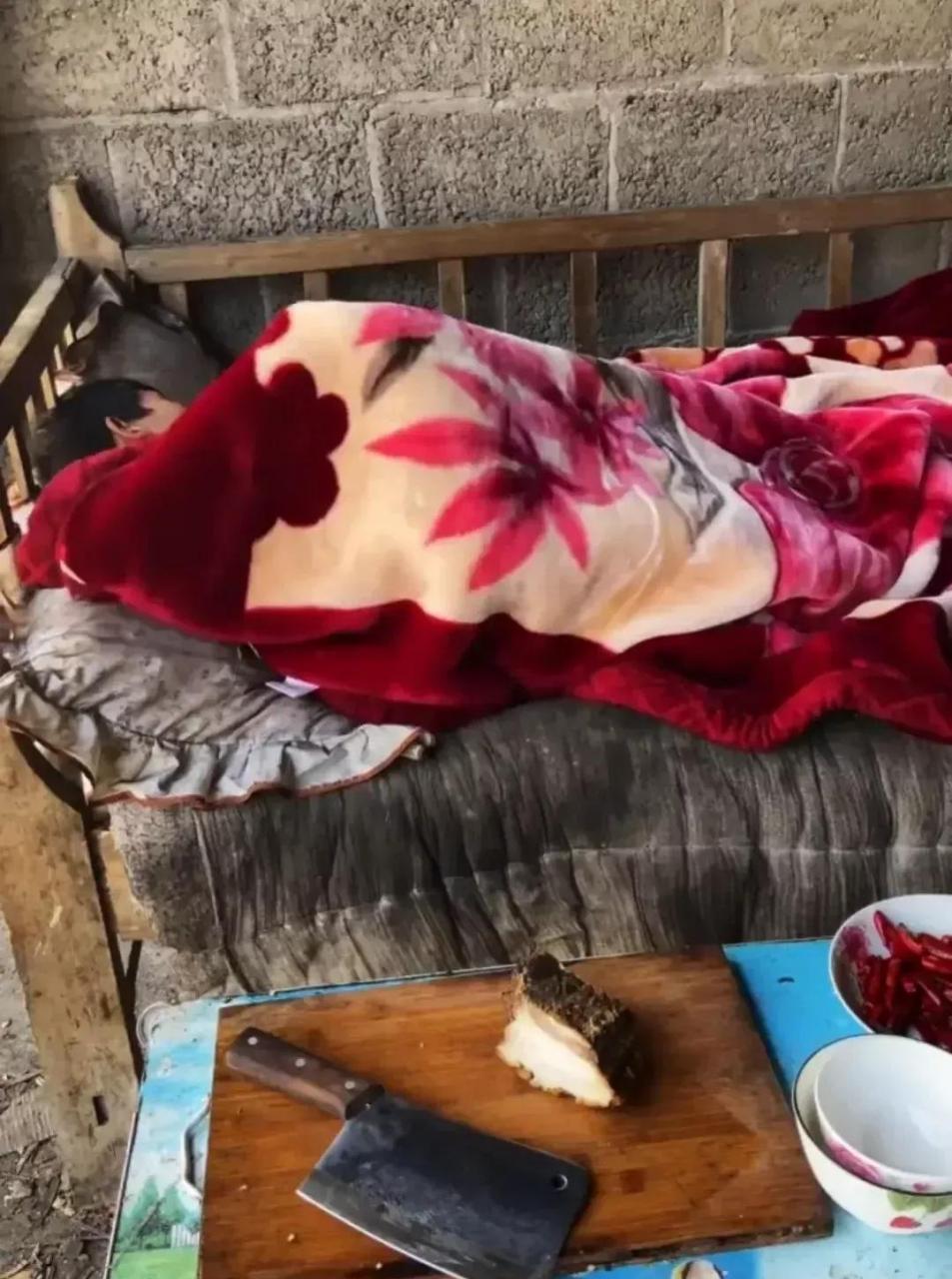 网友:就看被子和枕头的包浆,没有10年都达不到这效果!