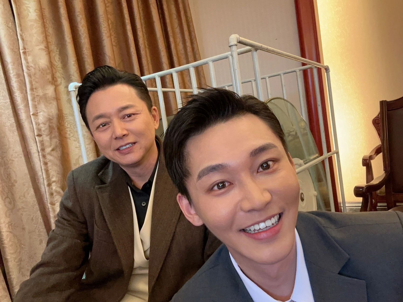 父子俩可真像啊.刘奕君.