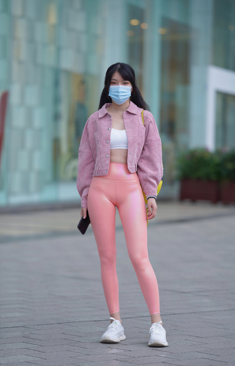 动态激励计划#漫步在街头,迎面而来的是一个独具魅力的粉色热裤妹子