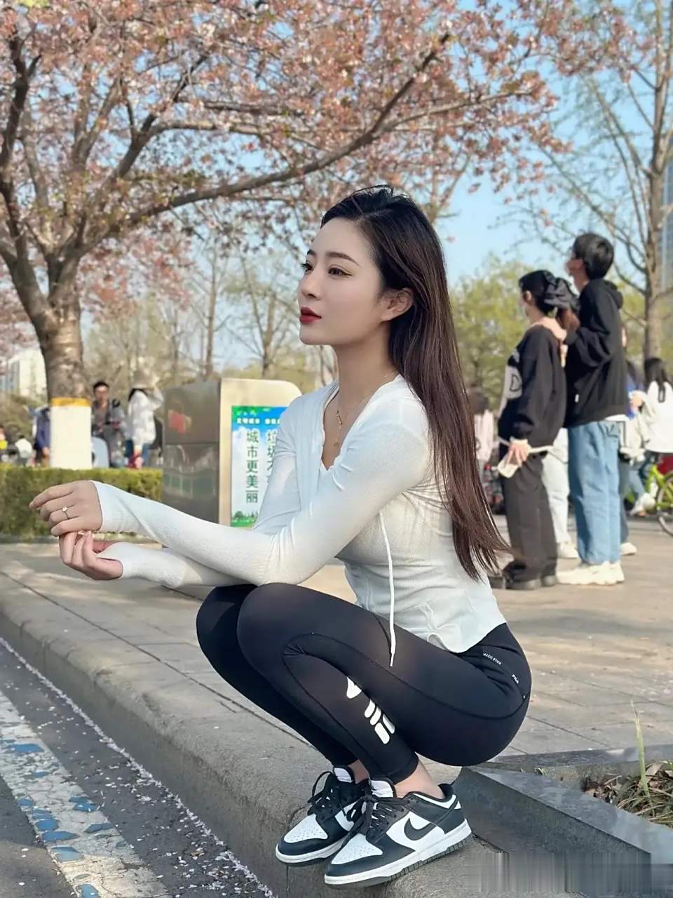 美女真瘦,超高颜值,绝美身材,在路边一蹲,风情万种,美不胜收!